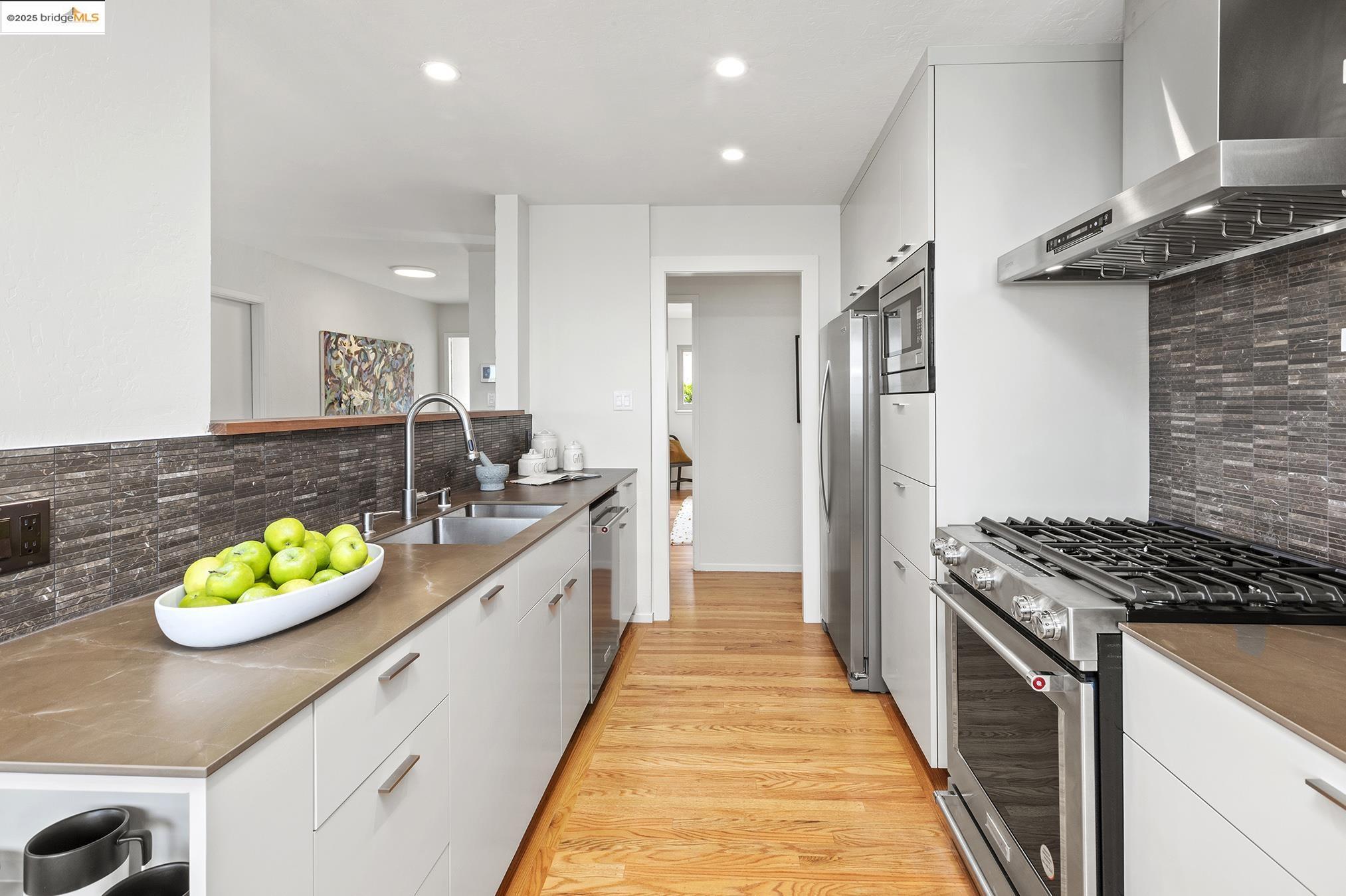 Detail Gallery Image 17 of 60 For 381 Crestmont Dr, Oakland,  CA 94619 - 4 Beds | 2/1 Baths