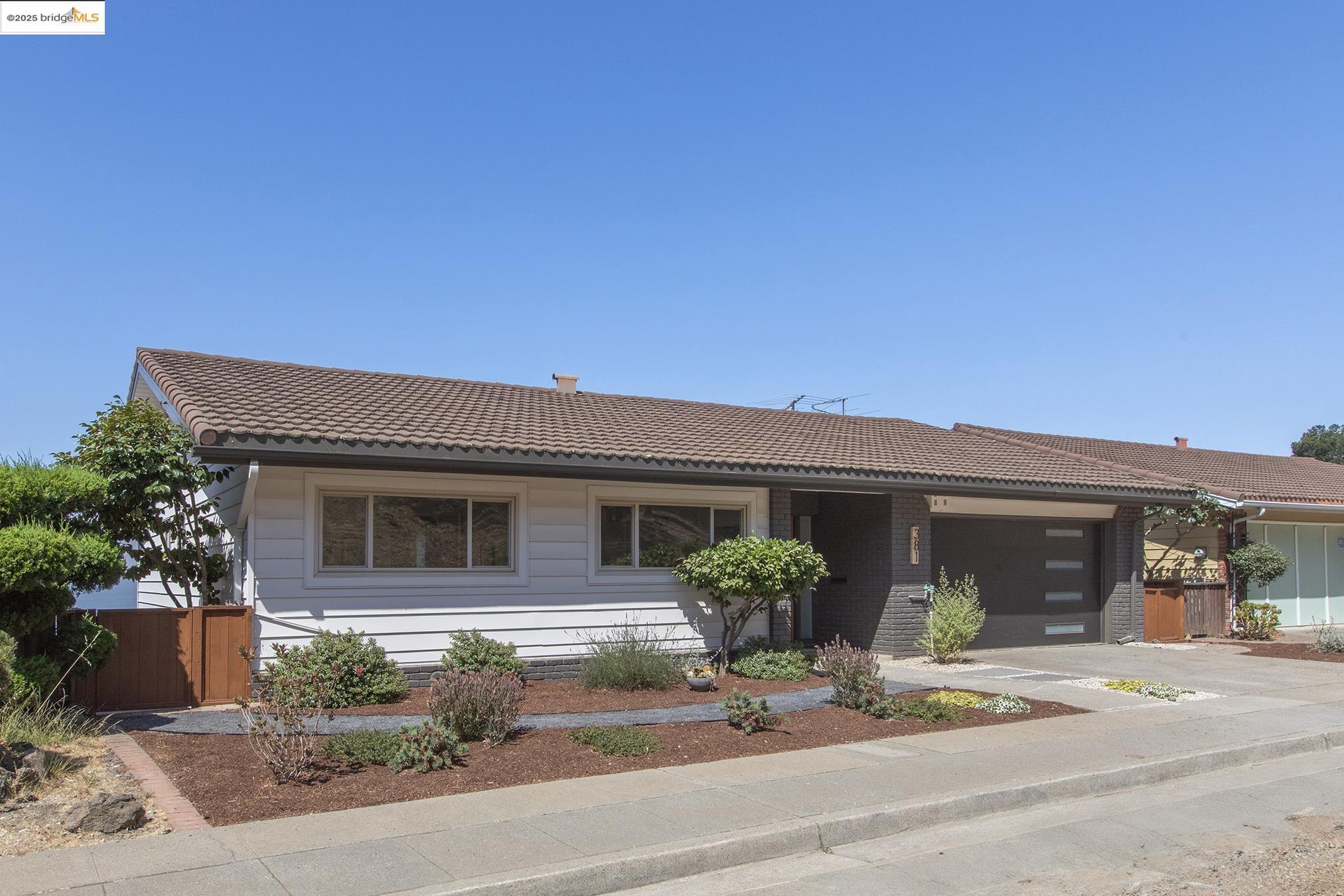 Detail Gallery Image 3 of 60 For 381 Crestmont Dr, Oakland,  CA 94619 - 4 Beds | 2/1 Baths