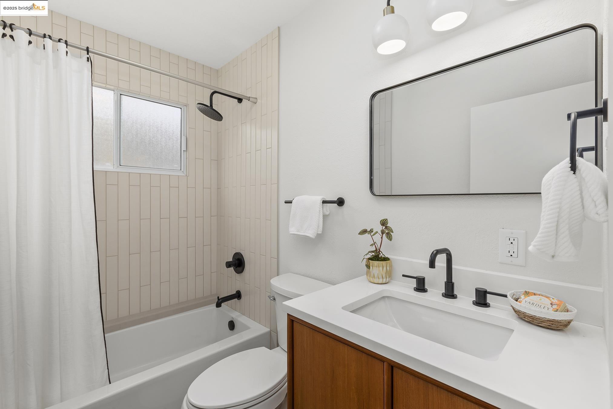 Detail Gallery Image 27 of 60 For 381 Crestmont Dr, Oakland,  CA 94619 - 4 Beds | 2/1 Baths