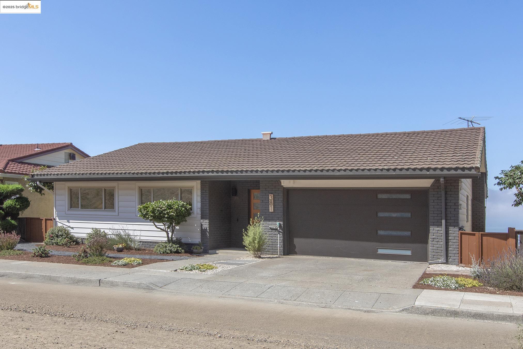 Detail Gallery Image 4 of 60 For 381 Crestmont Dr, Oakland,  CA 94619 - 4 Beds | 2/1 Baths