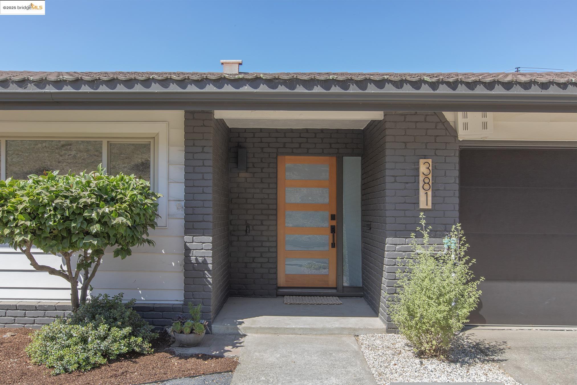 Detail Gallery Image 5 of 60 For 381 Crestmont Dr, Oakland,  CA 94619 - 4 Beds | 2/1 Baths