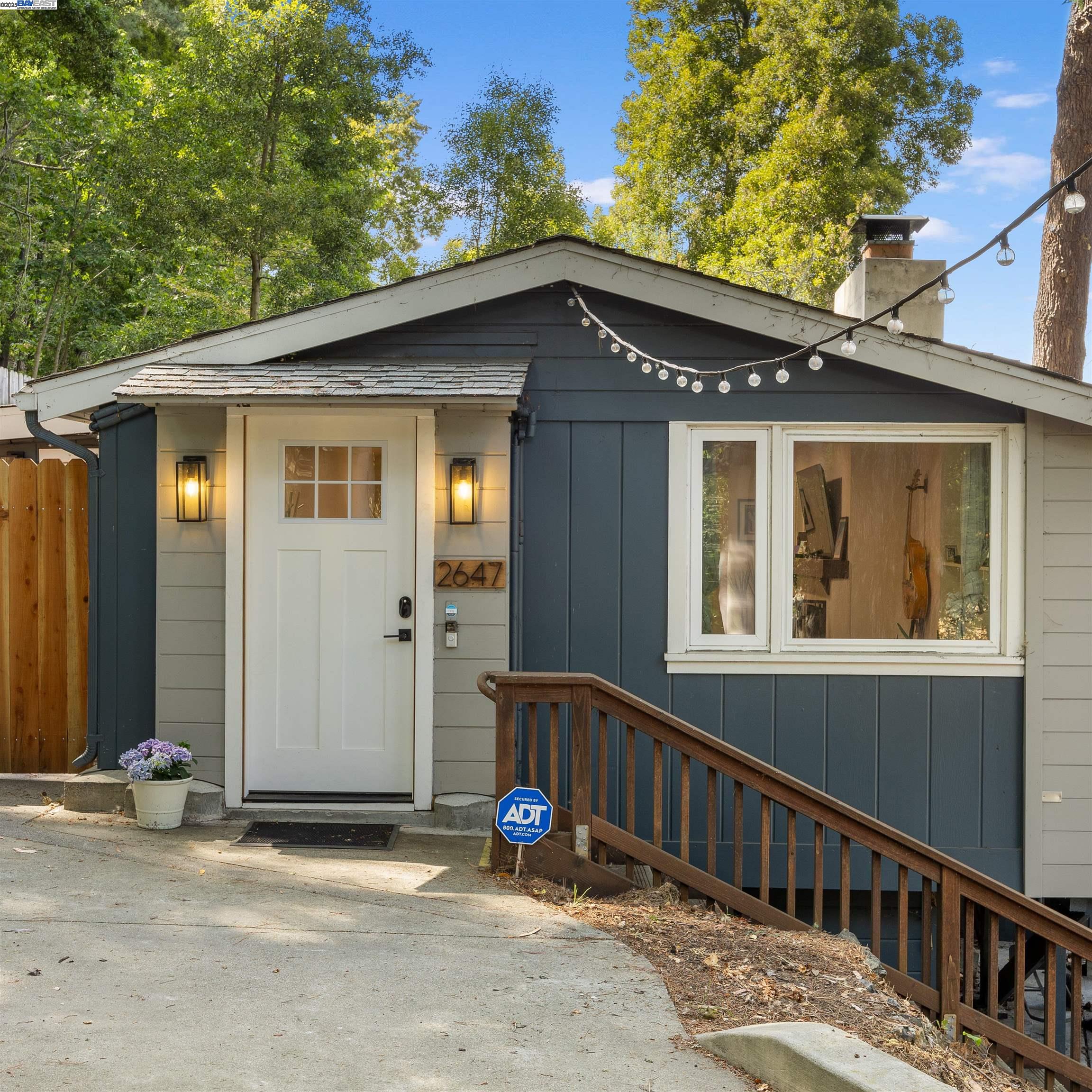 Detail Gallery Image 1 of 38 For 2647 Monterey Blvd, Oakland,  CA 94602 - 3 Beds | 3 Baths
