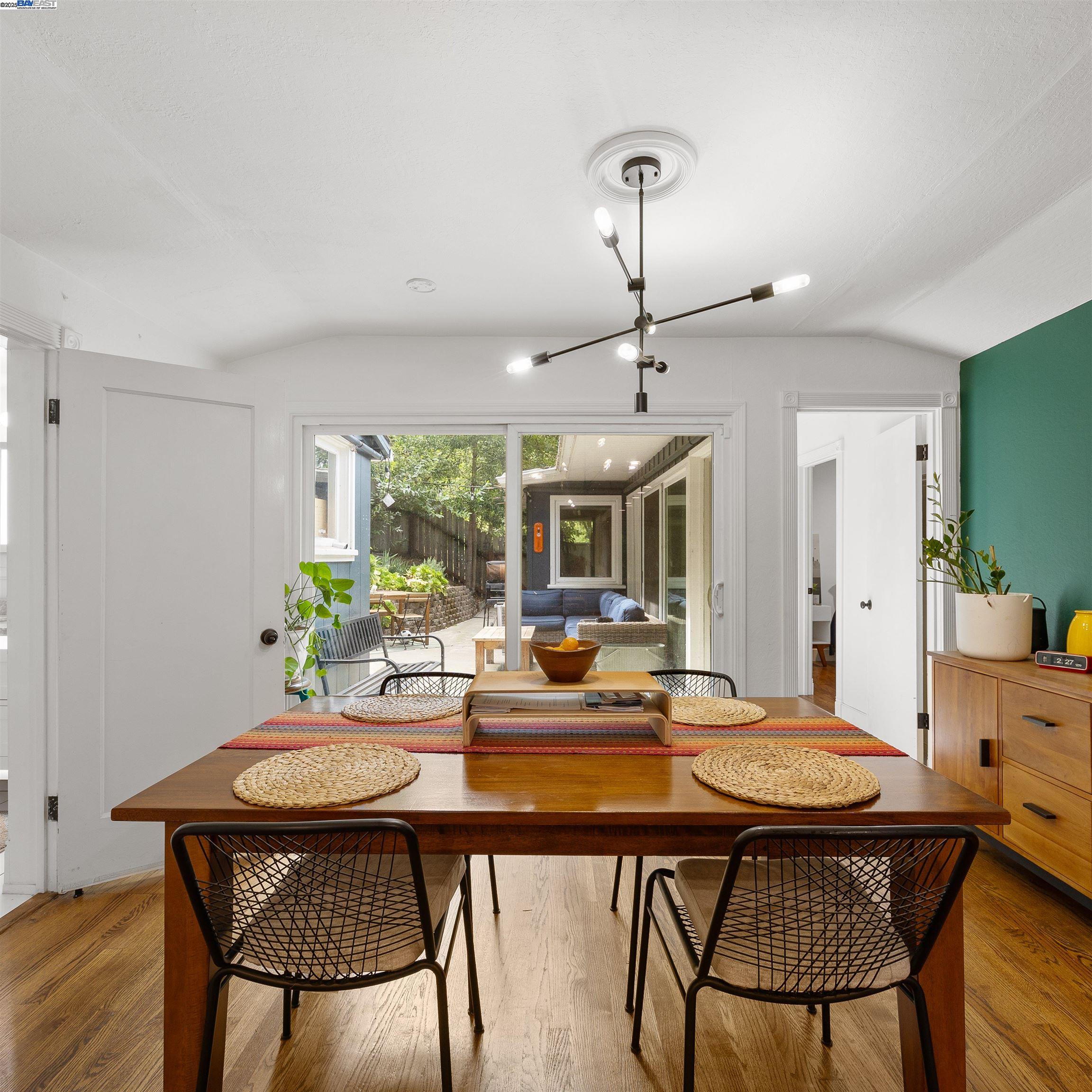 Detail Gallery Image 4 of 38 For 2647 Monterey Blvd, Oakland,  CA 94602 - 3 Beds | 3 Baths