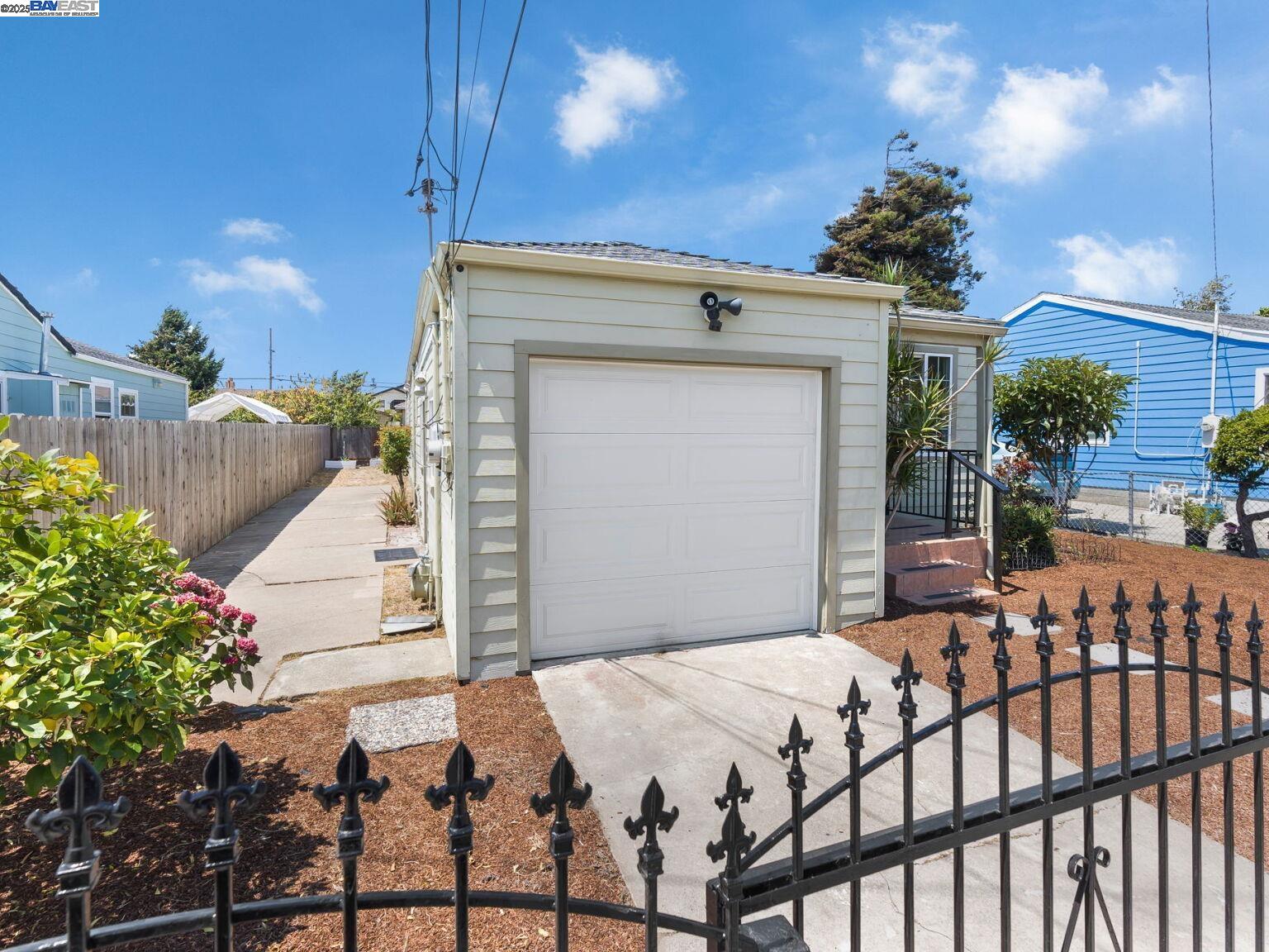 Detail Gallery Image 13 of 60 For 455 32nd St, Richmond,  CA 94804 - 3 Beds | 2 Baths