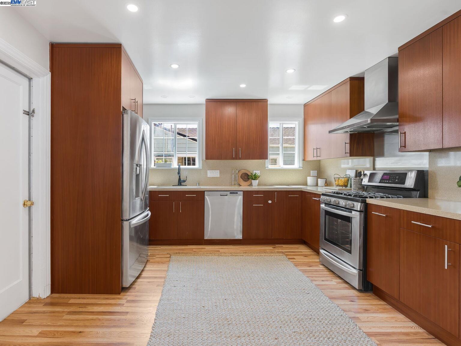Detail Gallery Image 4 of 60 For 455 32nd St, Richmond,  CA 94804 - 3 Beds | 2 Baths