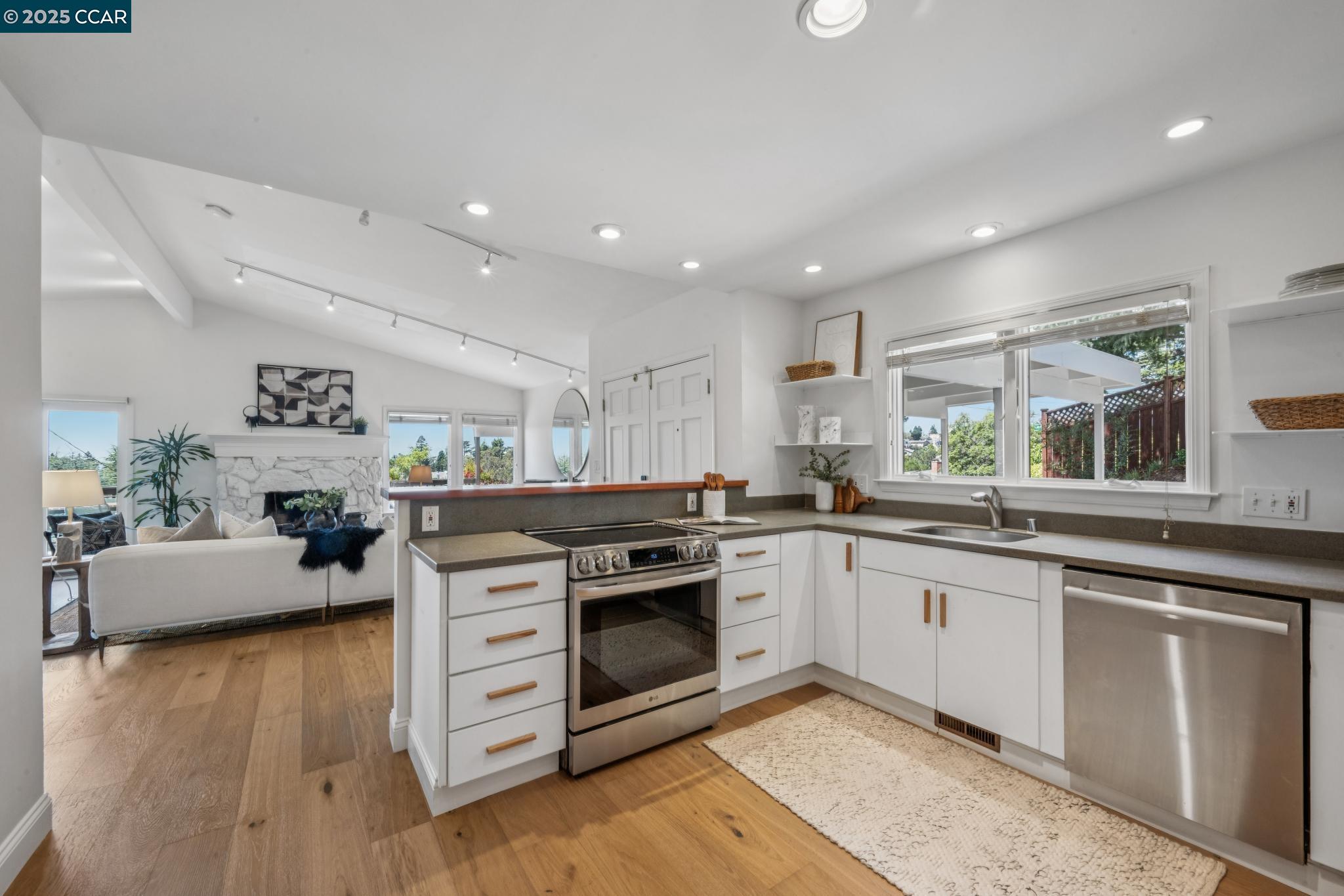 Detail Gallery Image 19 of 53 For 58 Buckeye Ave, Oakland,  CA 94618 - 4 Beds | 3 Baths