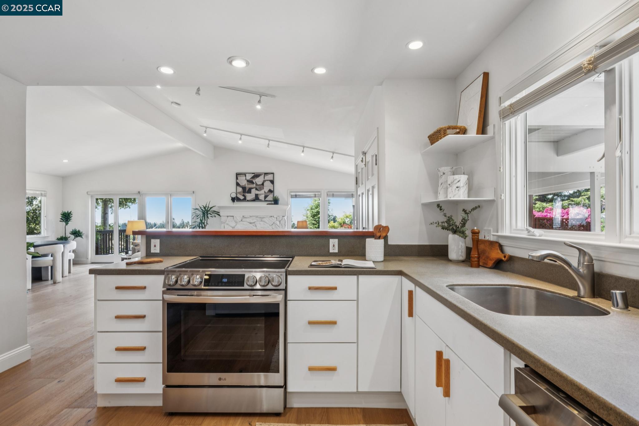 Detail Gallery Image 23 of 53 For 58 Buckeye Ave, Oakland,  CA 94618 - 4 Beds | 3 Baths