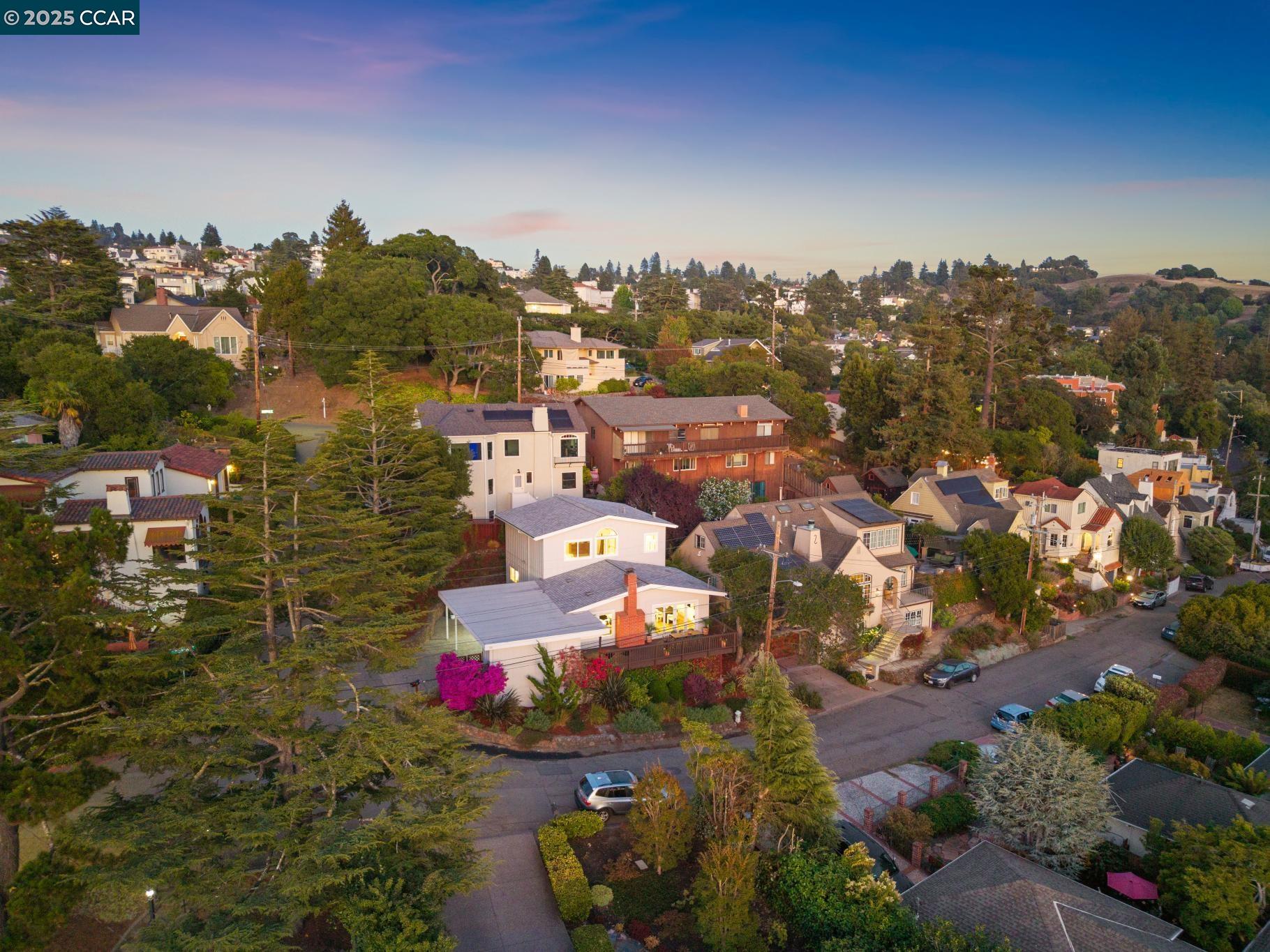 Detail Gallery Image 5 of 53 For 58 Buckeye Ave, Oakland,  CA 94618 - 4 Beds | 3 Baths