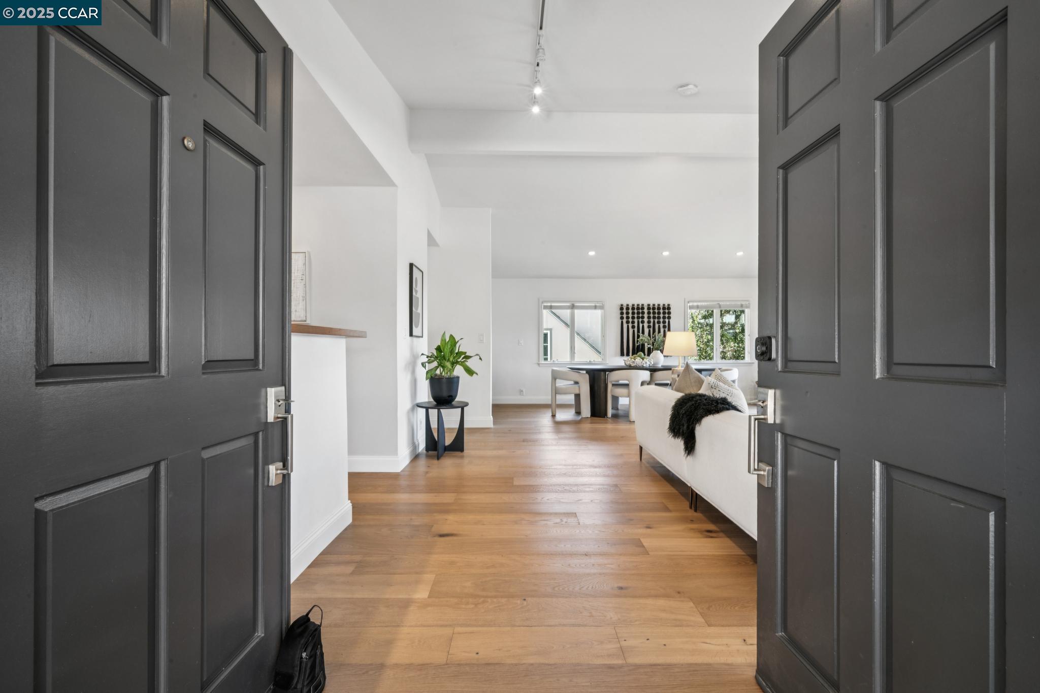 Detail Gallery Image 9 of 53 For 58 Buckeye Ave, Oakland,  CA 94618 - 4 Beds | 3 Baths