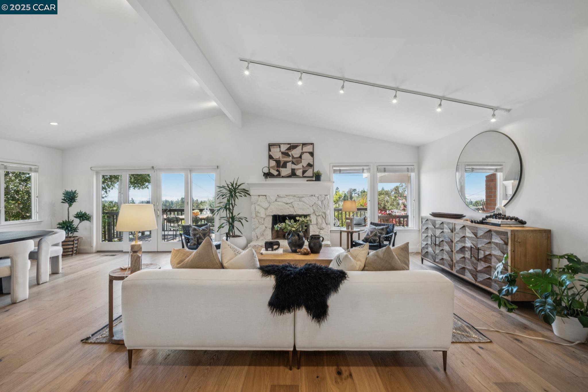 Detail Gallery Image 10 of 53 For 58 Buckeye Ave, Oakland,  CA 94618 - 4 Beds | 3 Baths
