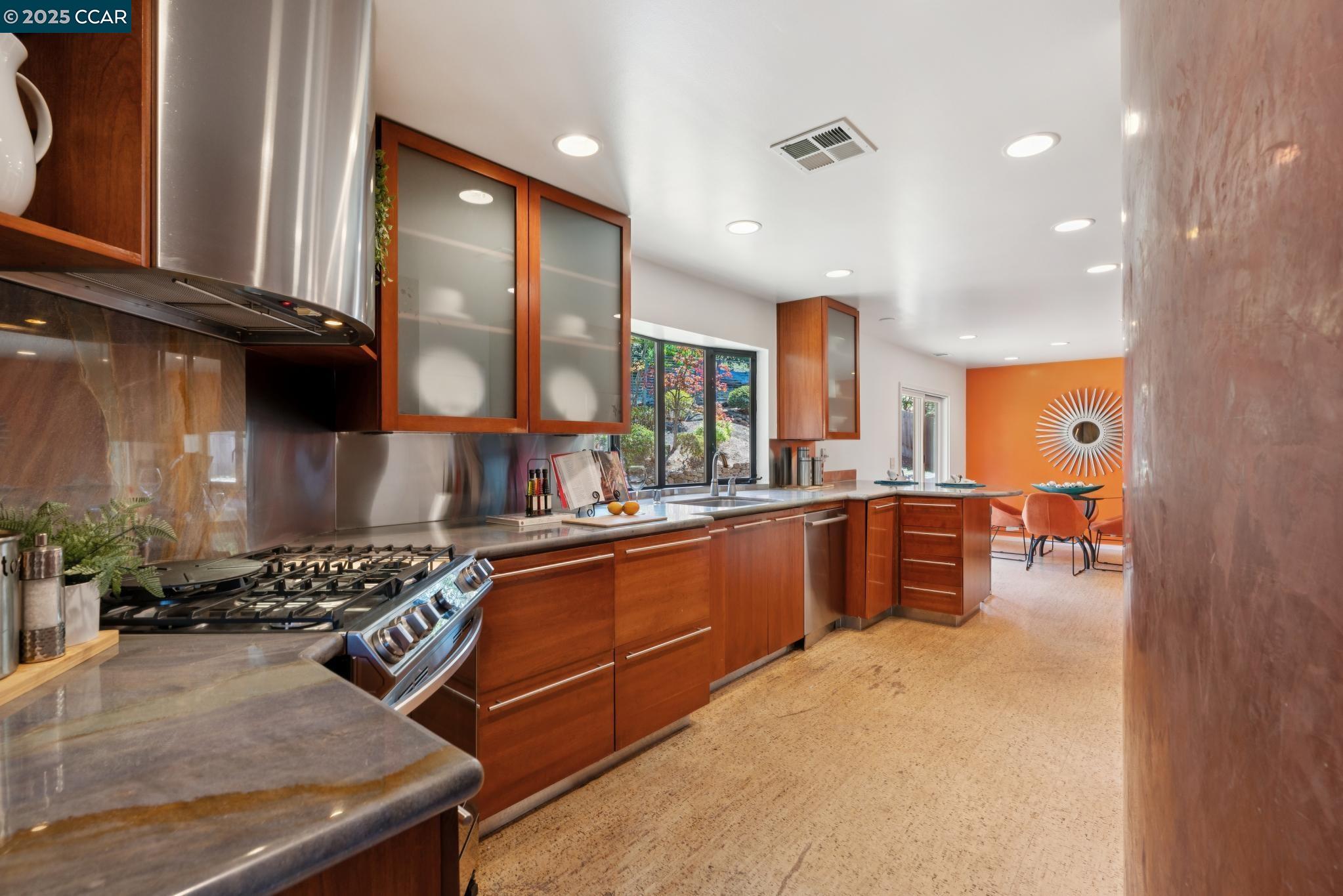 Detail Gallery Image 15 of 49 For 127 Devin Dr, Moraga,  CA 94556 - 6 Beds | 4/1 Baths