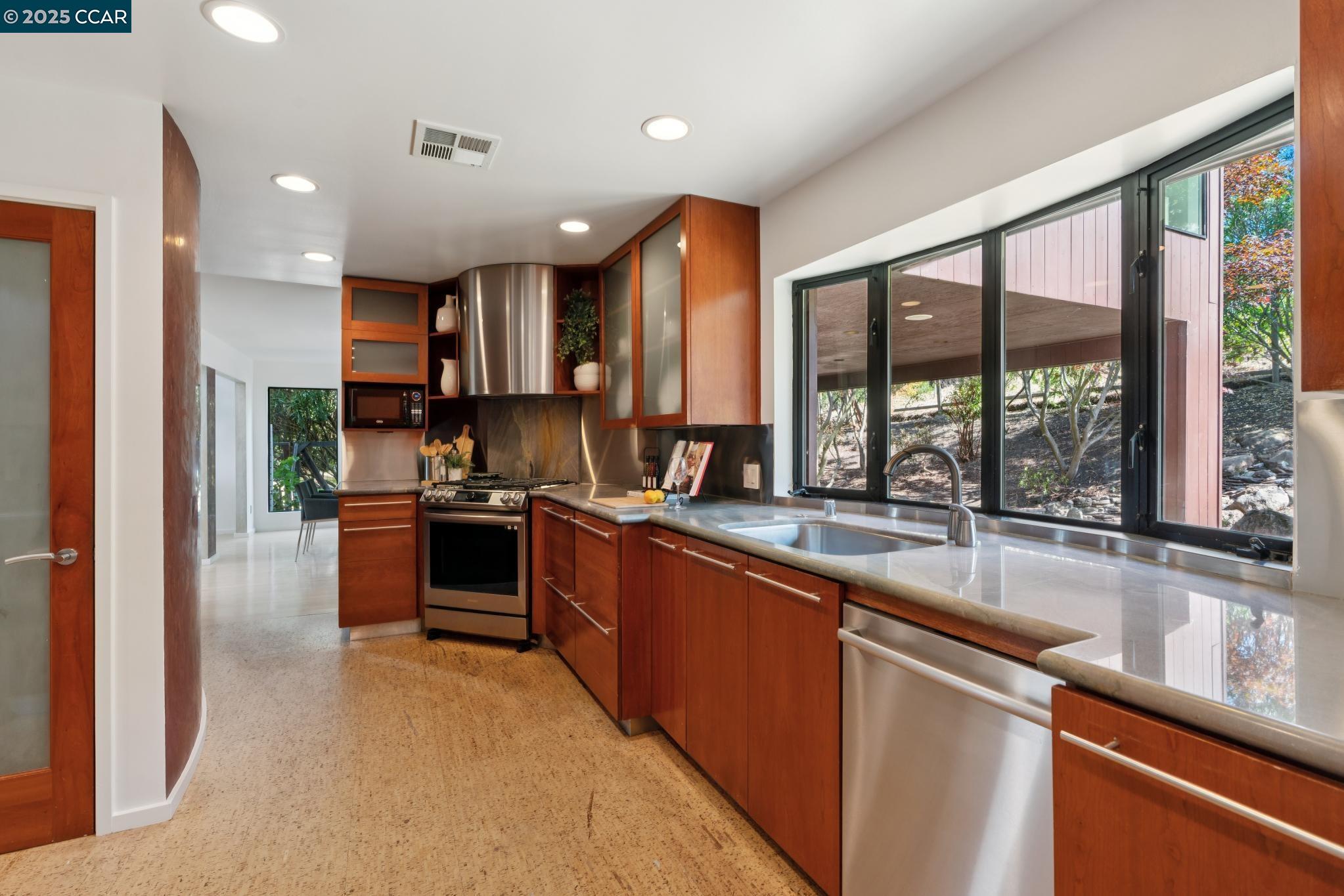 Detail Gallery Image 18 of 49 For 127 Devin Dr, Moraga,  CA 94556 - 6 Beds | 4/1 Baths