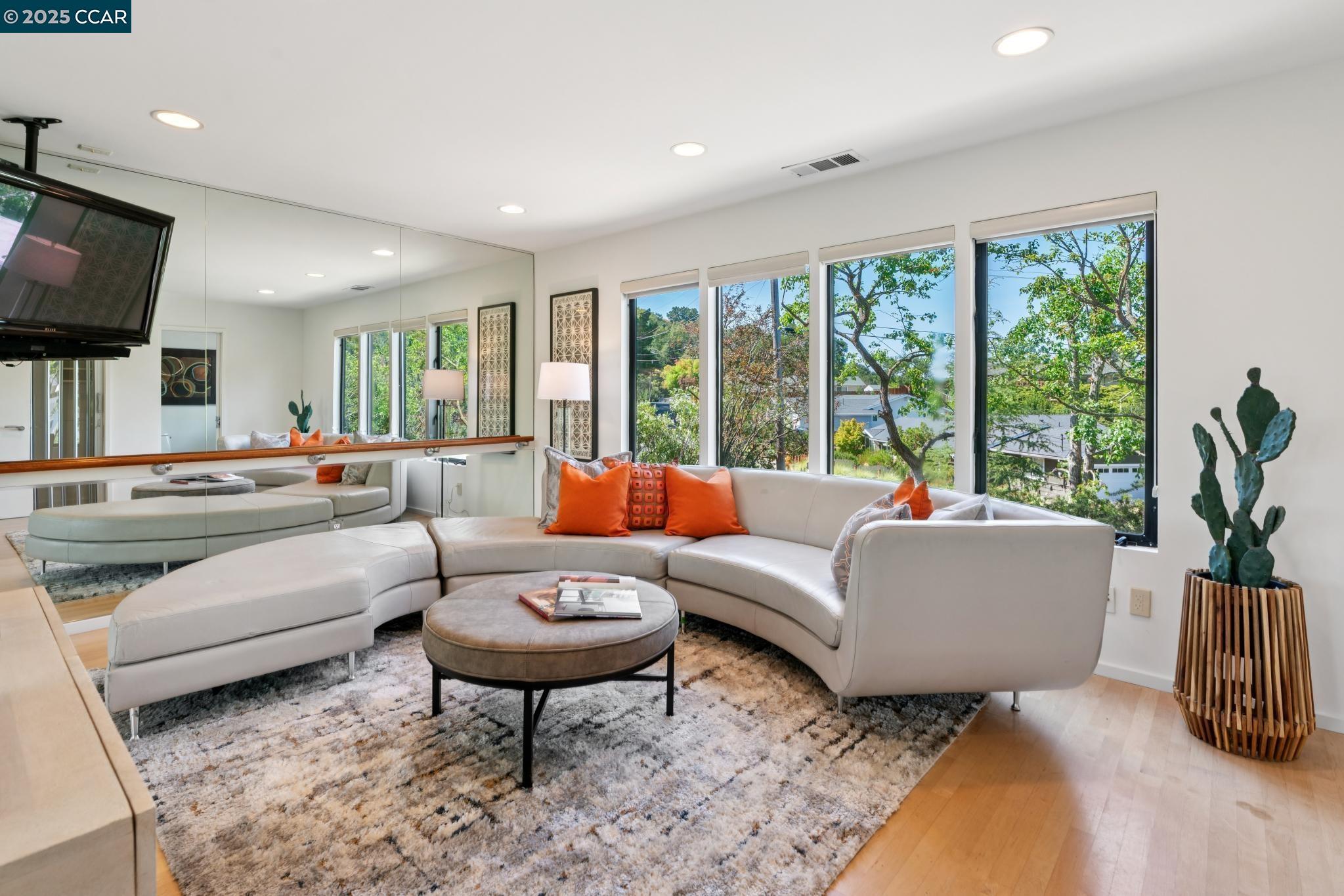 Detail Gallery Image 22 of 49 For 127 Devin Dr, Moraga,  CA 94556 - 6 Beds | 4/1 Baths