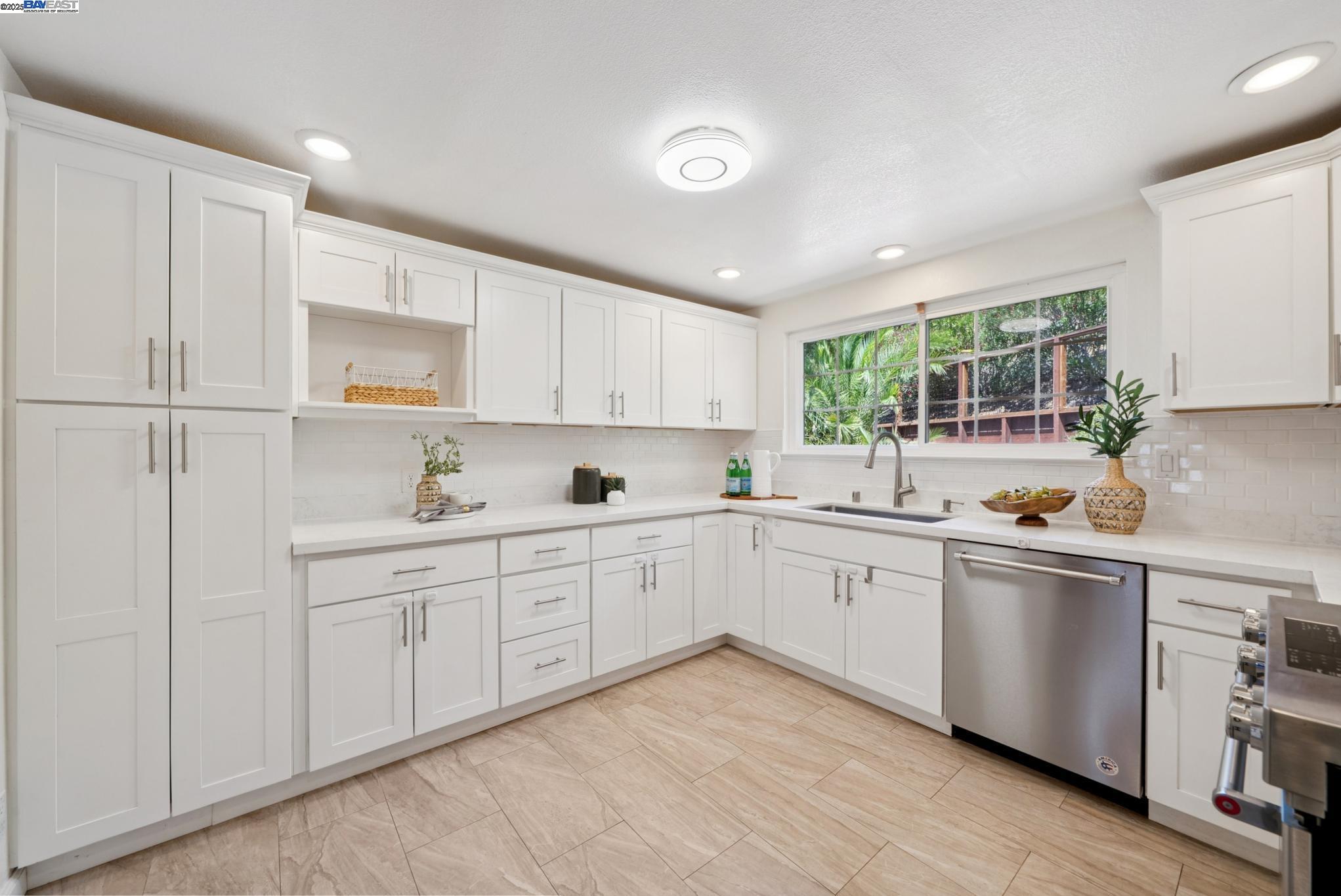 Detail Gallery Image 13 of 59 For 3430 Eureka Ct, Hayward,  CA 94542 - 3 Beds | 2/1 Baths