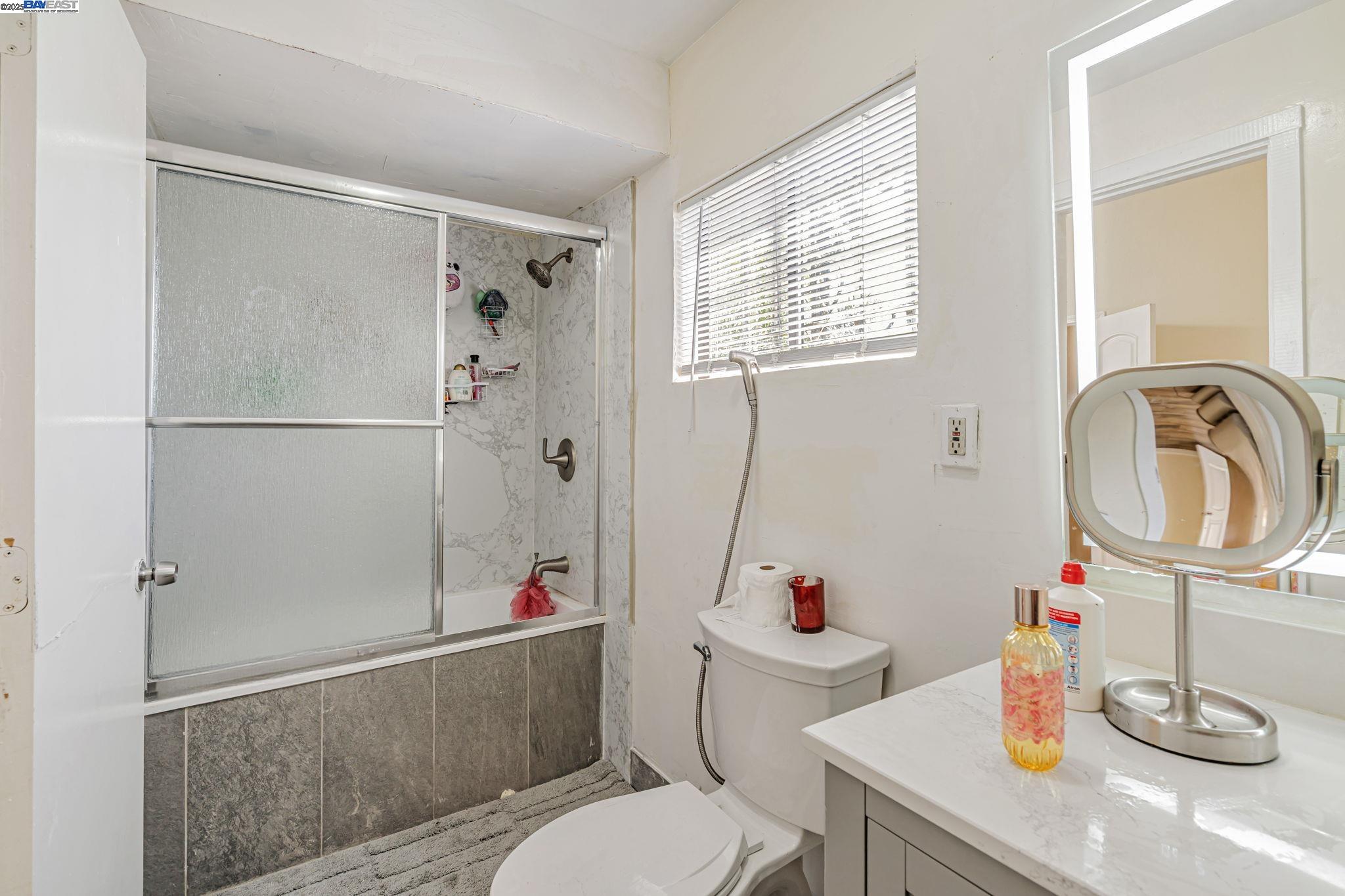 Detail Gallery Image 19 of 24 For 2530 Market St, Oakland,  CA 94607 - 2 Beds | 1 Baths