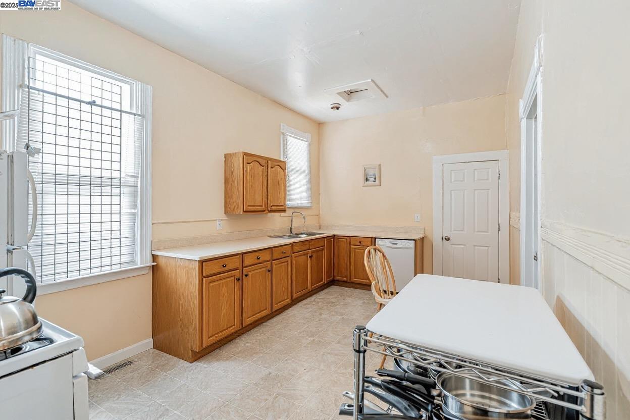 Detail Gallery Image 10 of 24 For 2530 Market St, Oakland,  CA 94607 - 2 Beds | 1 Baths