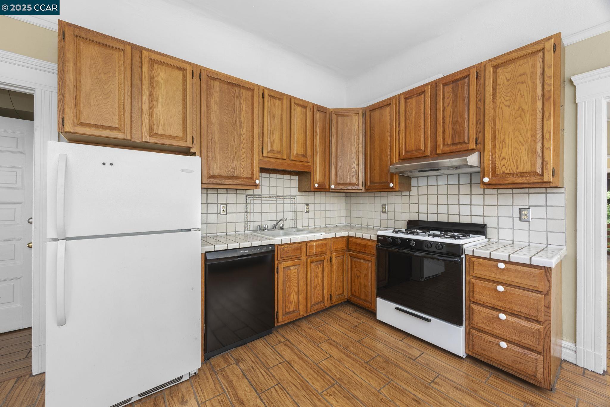 Detail Gallery Image 10 of 29 For 1220 Chestnut St, Alameda,  CA 94501 - – Beds | – Baths