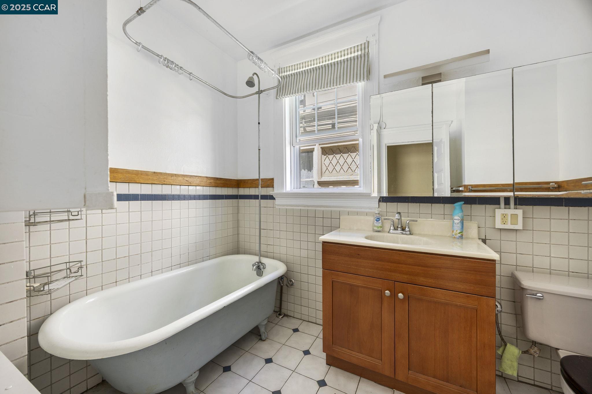 Detail Gallery Image 11 of 29 For 1220 Chestnut St, Alameda,  CA 94501 - – Beds | – Baths