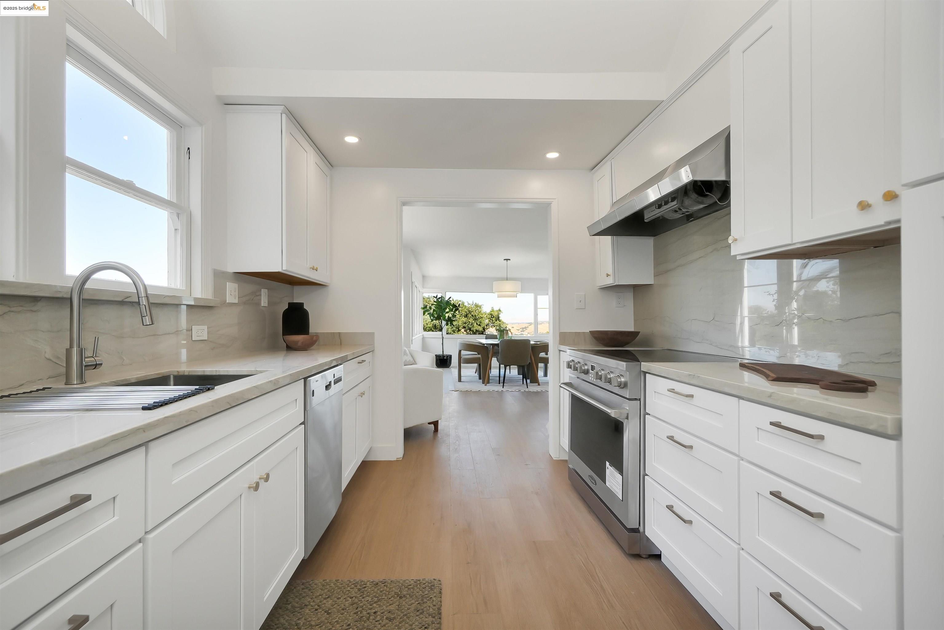 Detail Gallery Image 9 of 53 For 102 Castlewood, Pleasanton,  CA 94566 - 5 Beds | 3 Baths