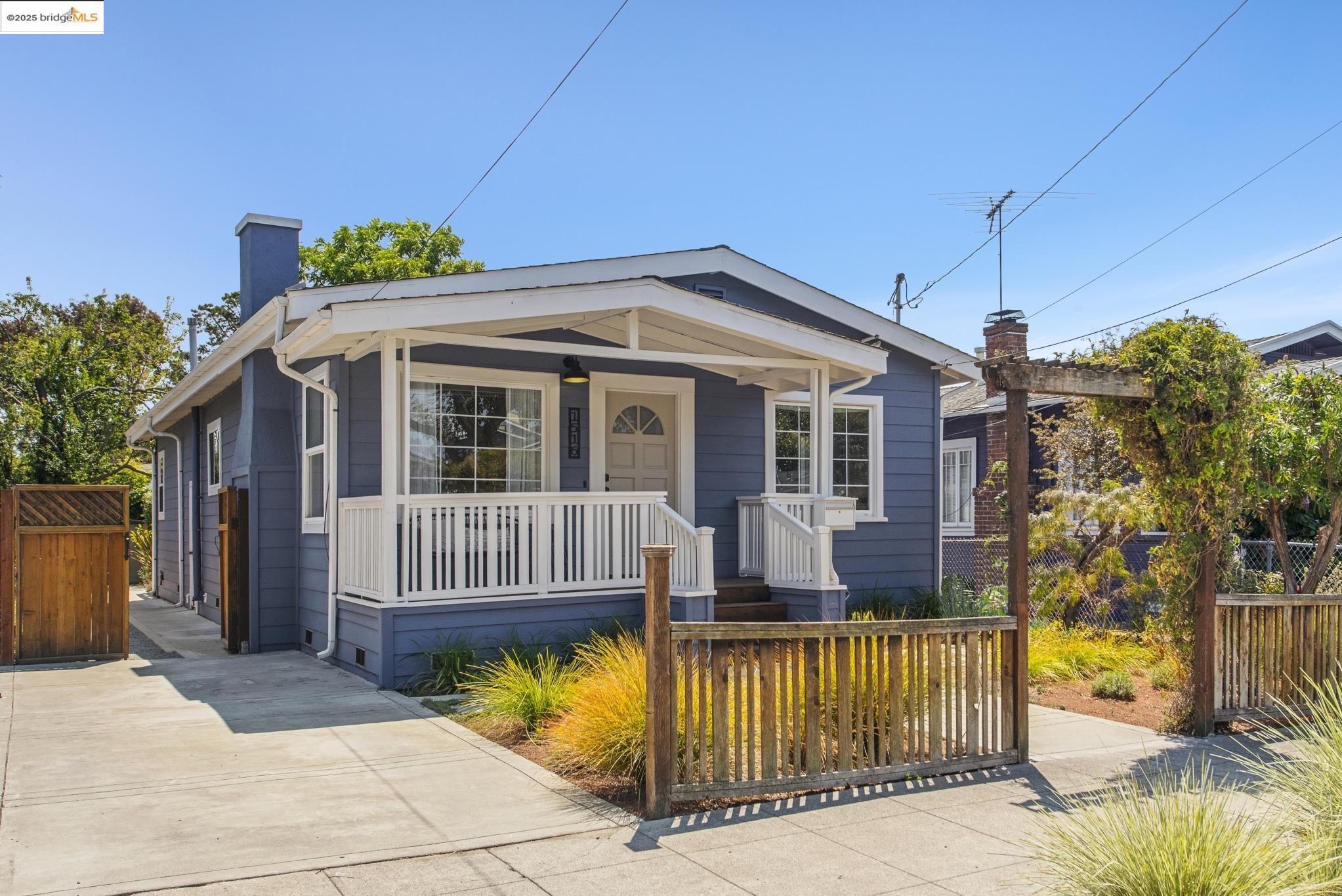 Detail Gallery Image 2 of 59 For 1516 Parker St, Berkeley,  CA 94703 - 3 Beds | 2 Baths