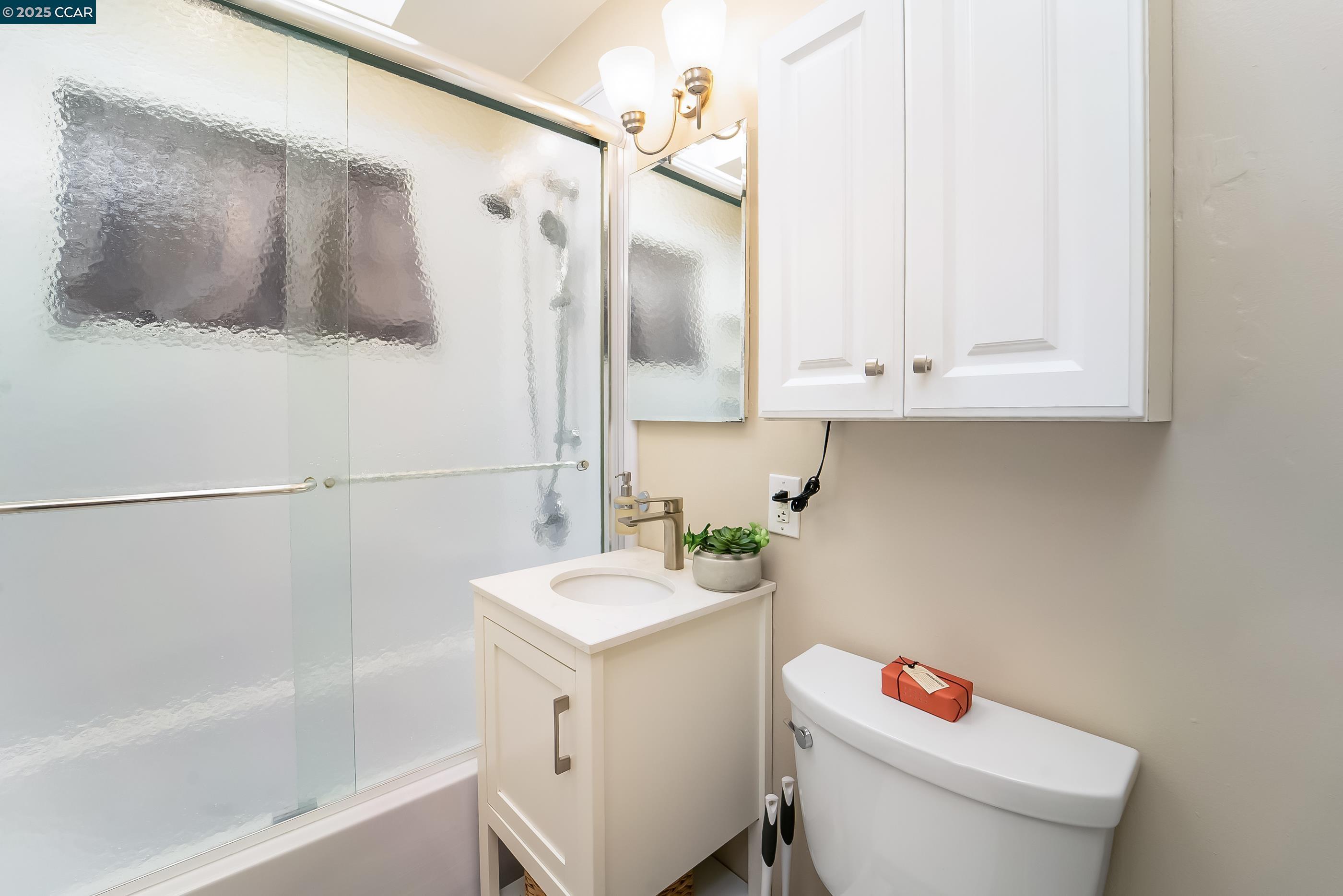 Detail Gallery Image 14 of 39 For 1058 Victoria Ave, San Leandro,  CA 94577 - 2 Beds | 1 Baths