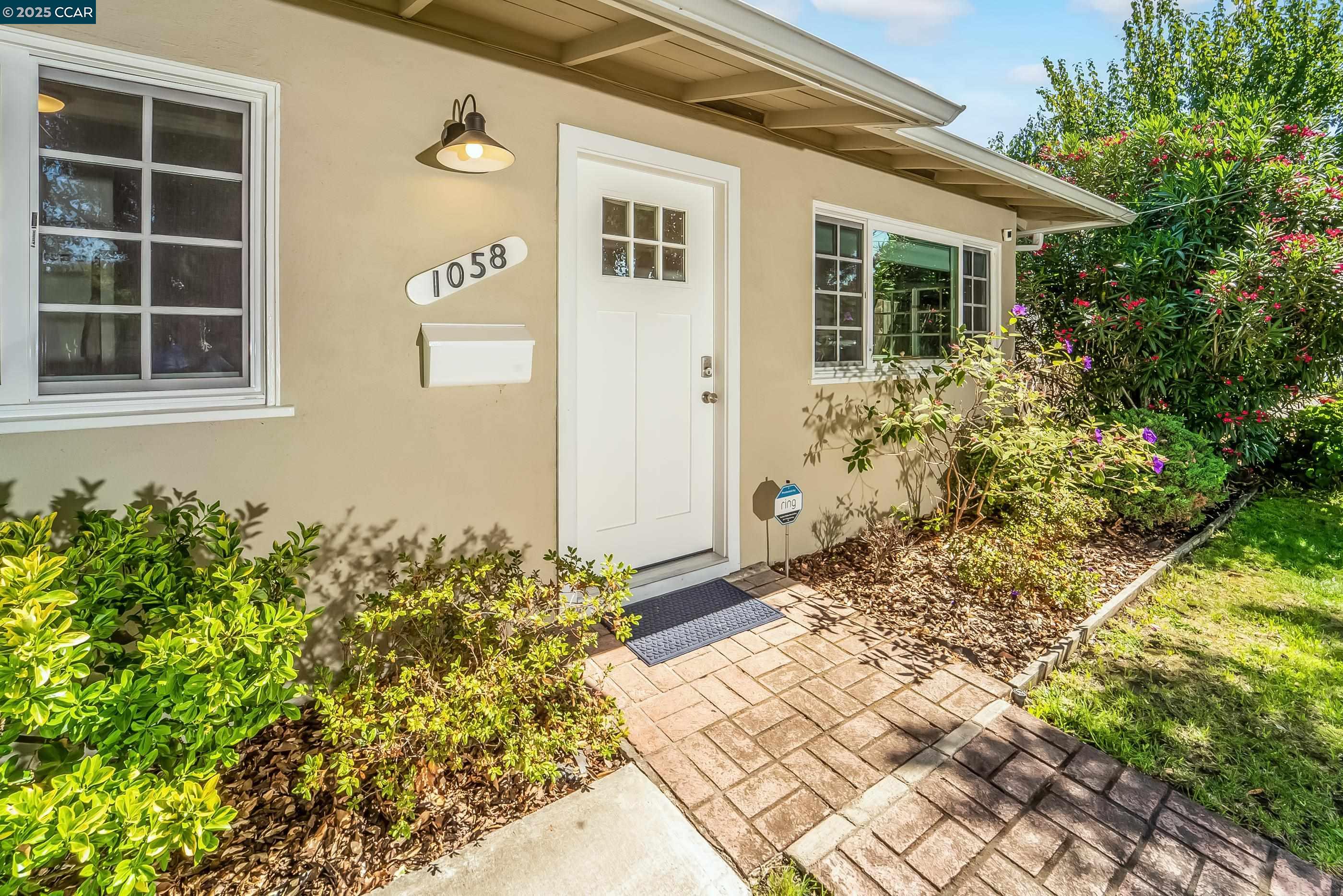 Detail Gallery Image 3 of 39 For 1058 Victoria Ave, San Leandro,  CA 94577 - 2 Beds | 1 Baths