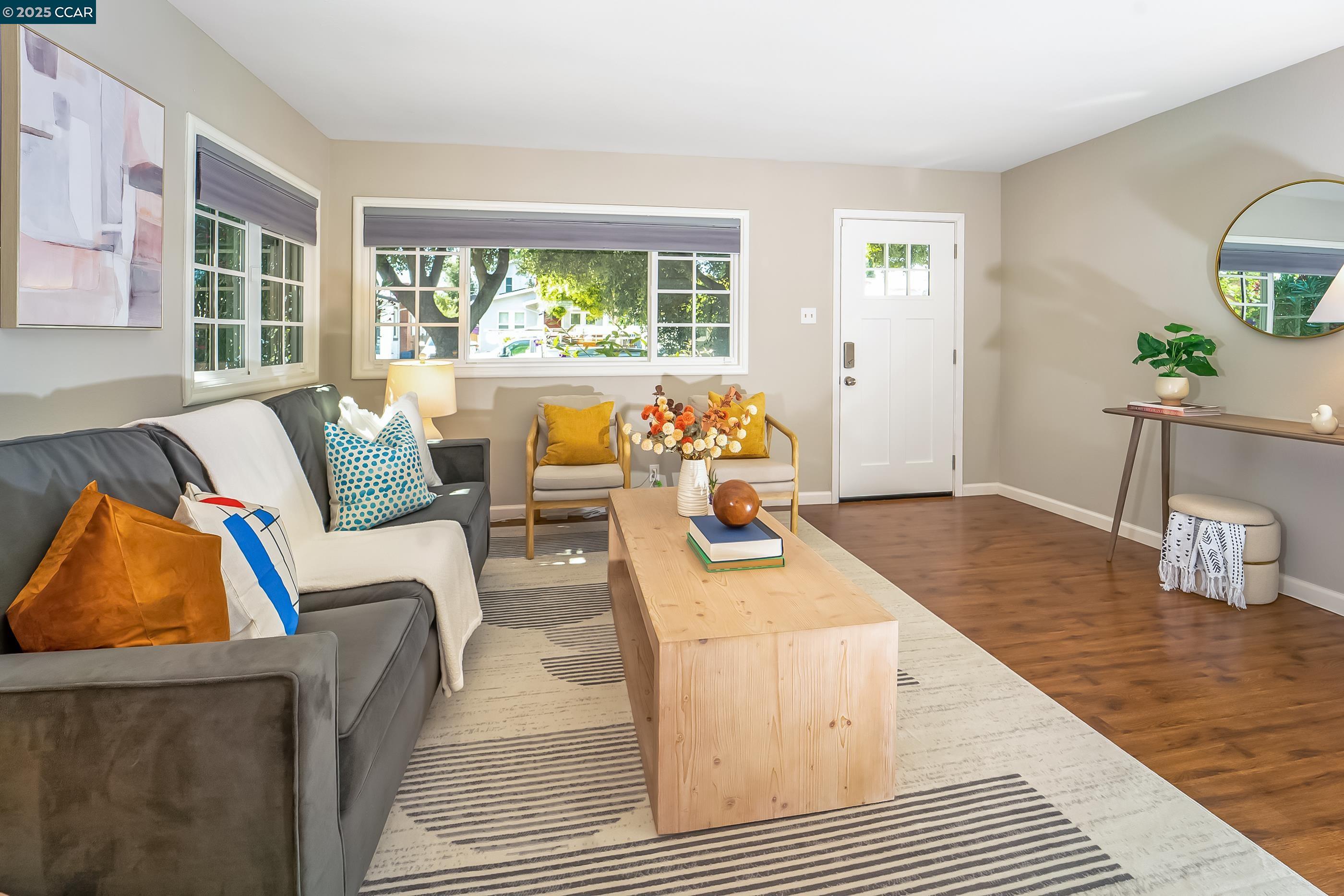 Detail Gallery Image 4 of 39 For 1058 Victoria Ave, San Leandro,  CA 94577 - 2 Beds | 1 Baths