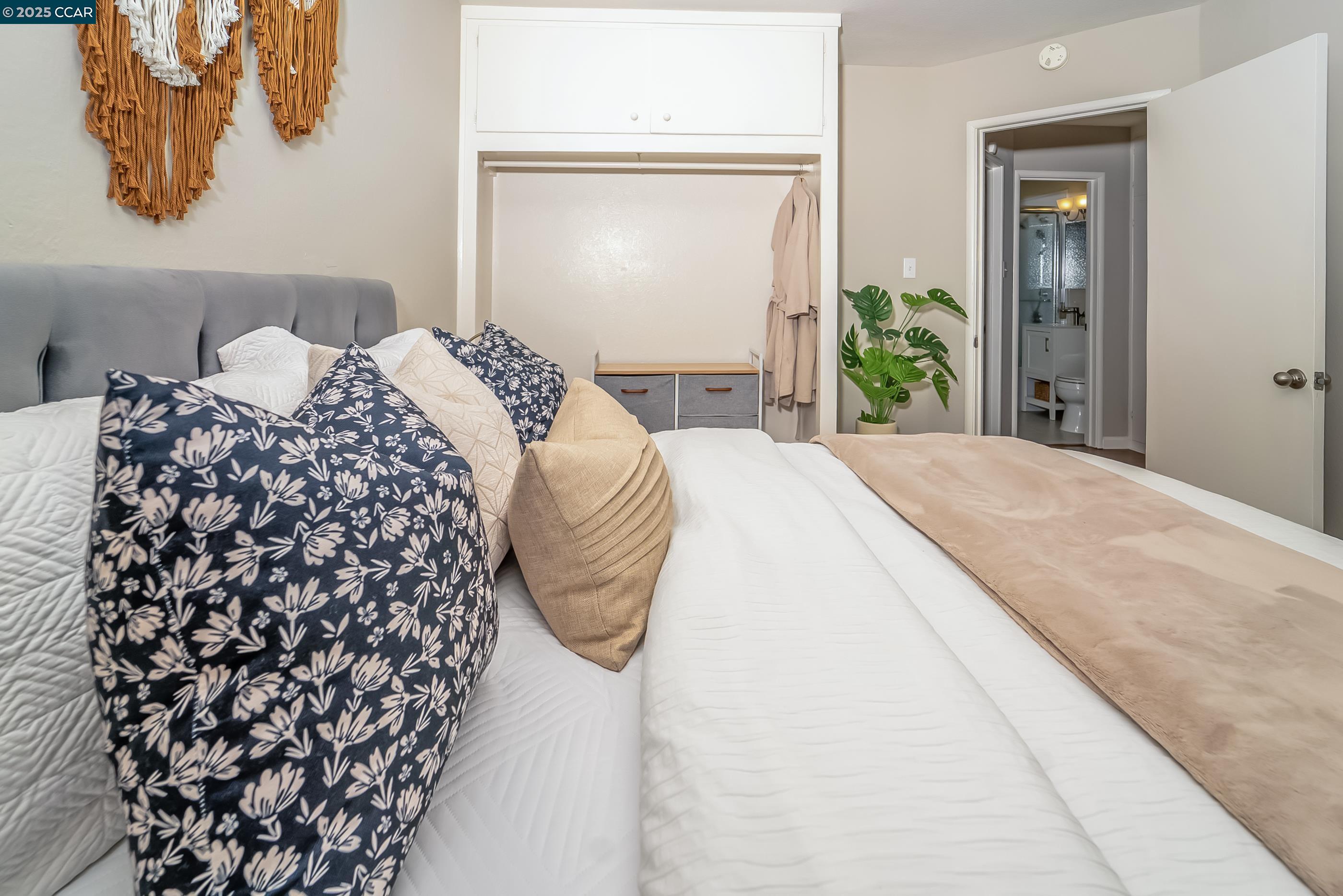 Detail Gallery Image 9 of 39 For 1058 Victoria Ave, San Leandro,  CA 94577 - 2 Beds | 1 Baths
