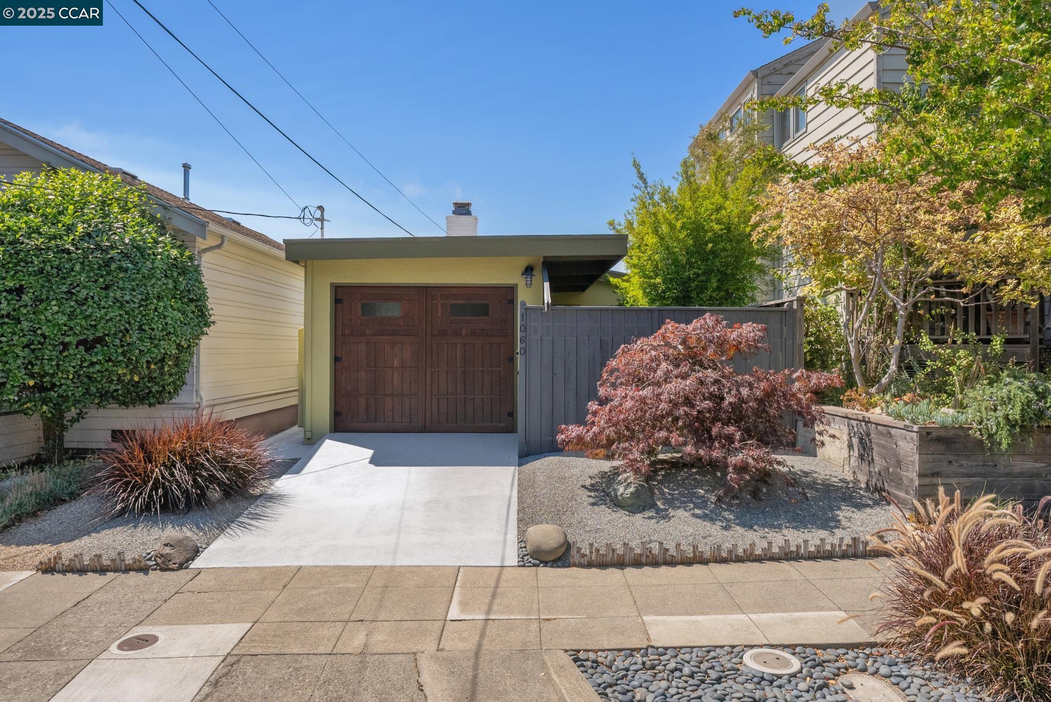 Detail Gallery Image 2 of 56 For 1060 Curtis Street, Albany,  CA 94706 - 2 Beds | 1 Baths