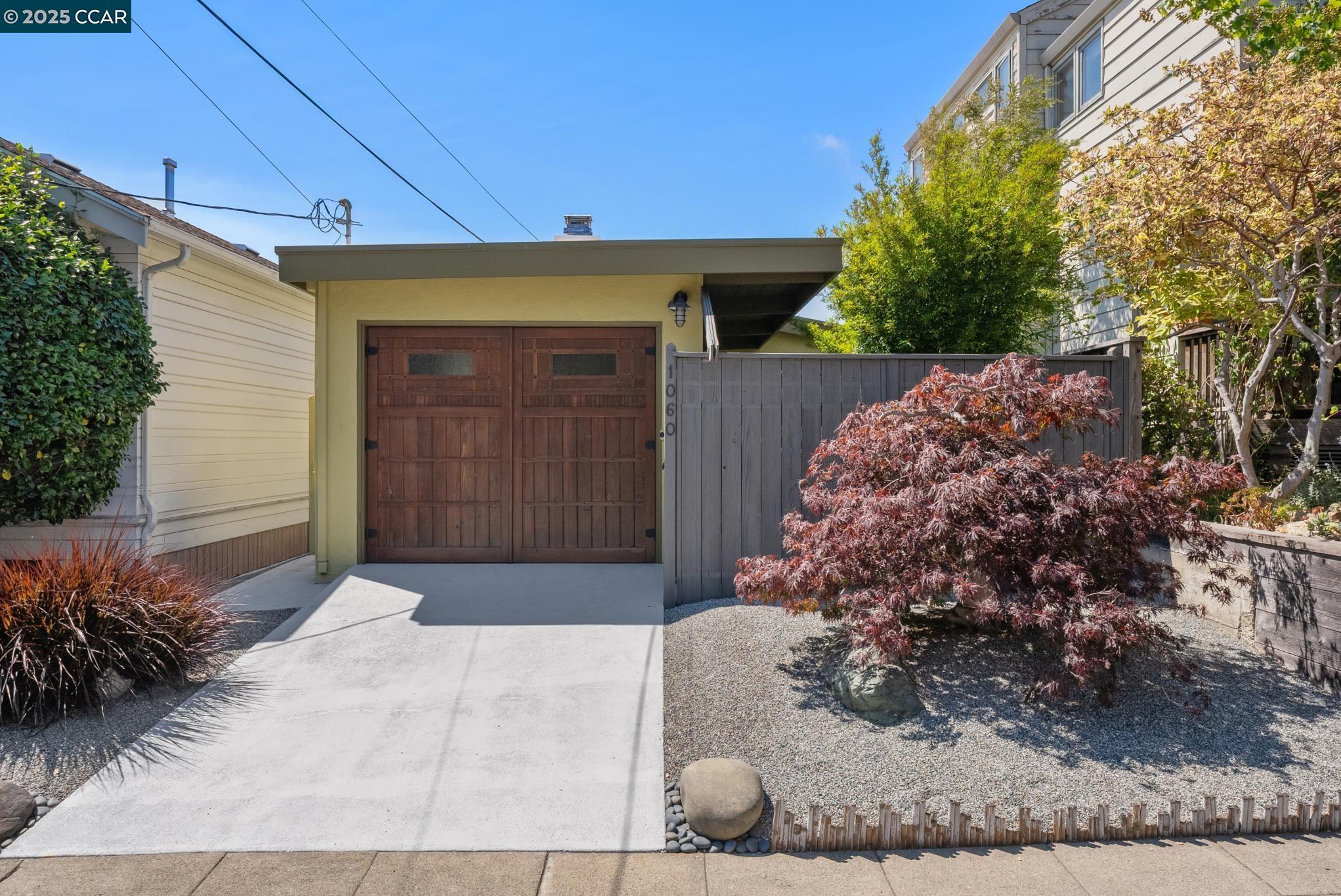 Detail Gallery Image 3 of 56 For 1060 Curtis Street, Albany,  CA 94706 - 2 Beds | 1 Baths