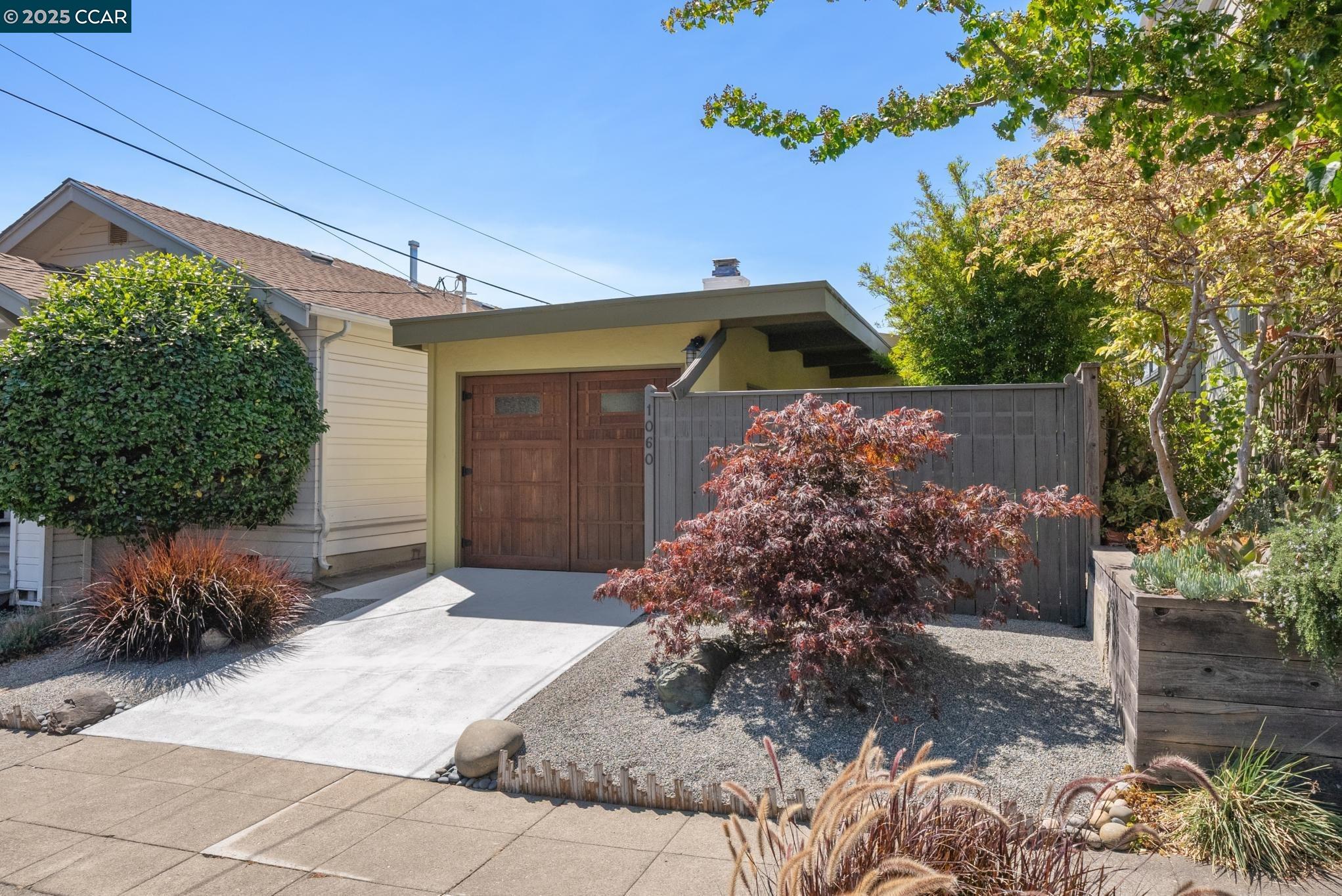 Detail Gallery Image 4 of 56 For 1060 Curtis Street, Albany,  CA 94706 - 2 Beds | 1 Baths