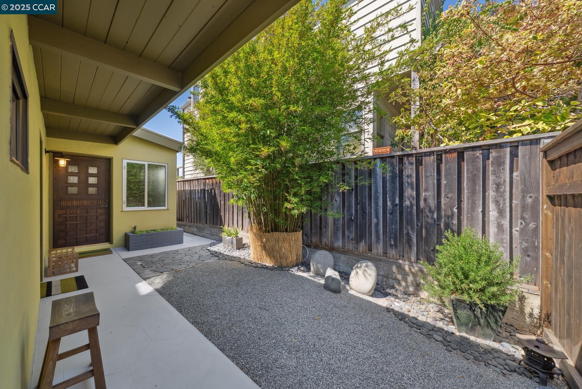 Detail Gallery Image 6 of 56 For 1060 Curtis Street, Albany,  CA 94706 - 2 Beds | 1 Baths