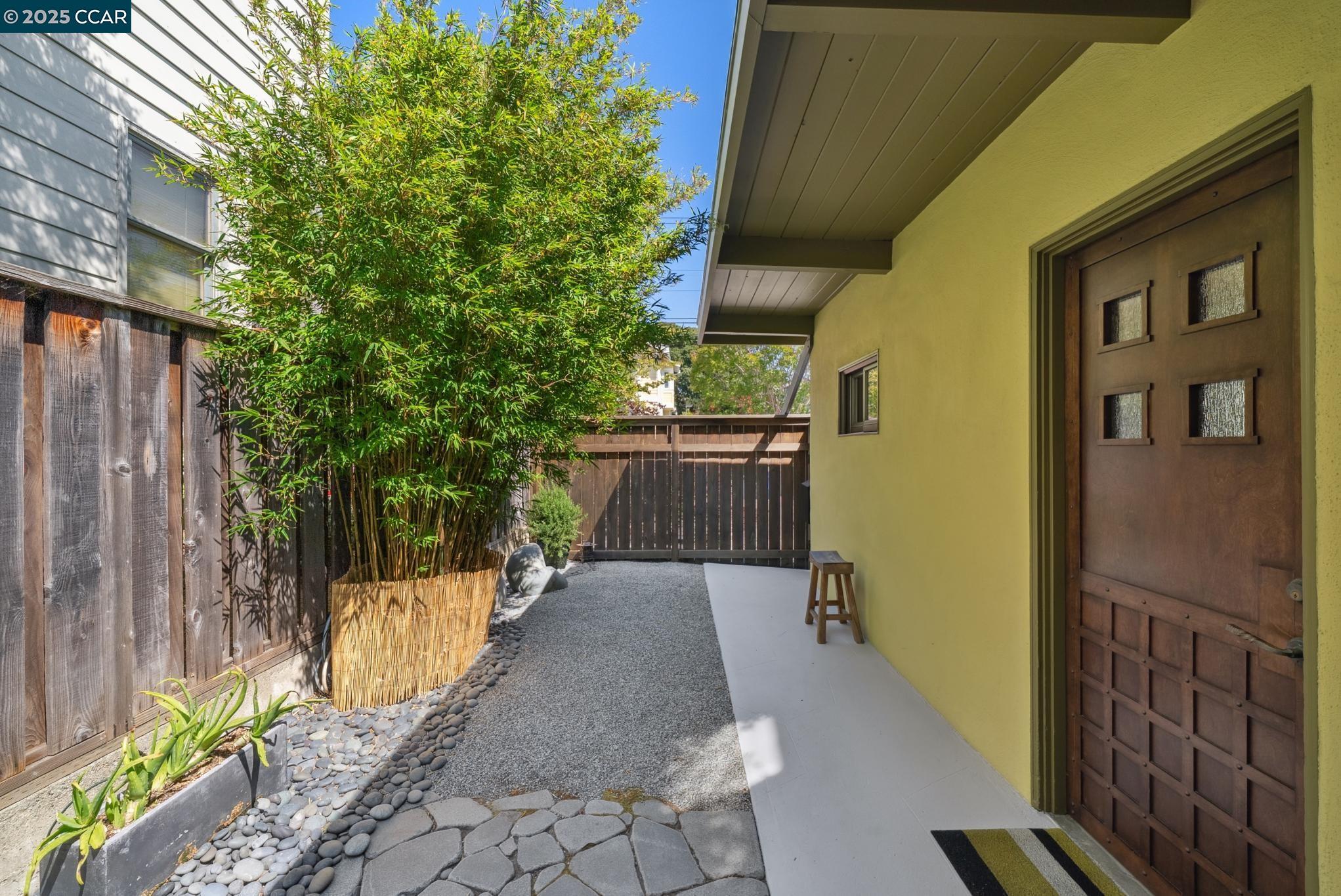 Detail Gallery Image 8 of 56 For 1060 Curtis Street, Albany,  CA 94706 - 2 Beds | 1 Baths
