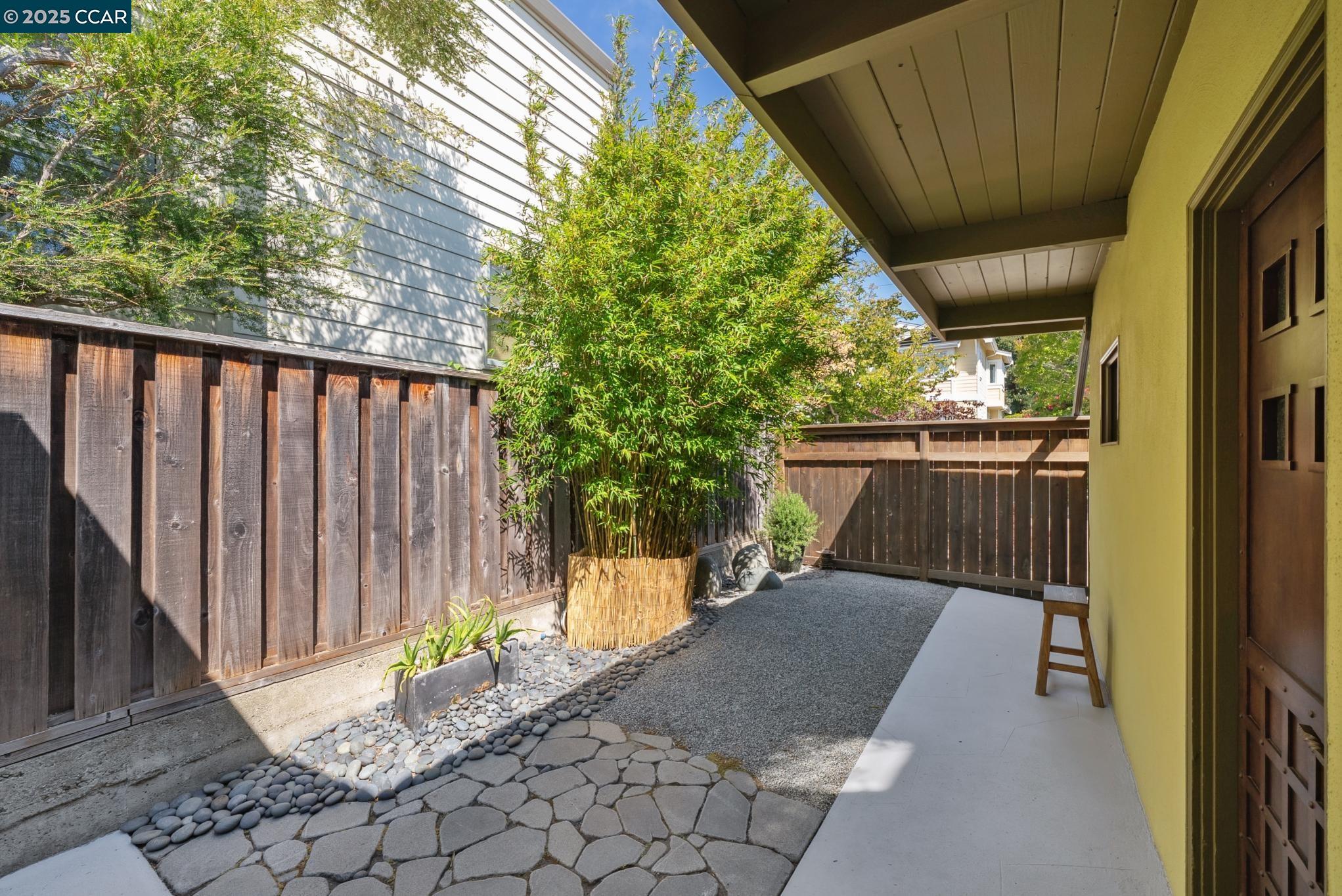 Detail Gallery Image 9 of 56 For 1060 Curtis Street, Albany,  CA 94706 - 2 Beds | 1 Baths