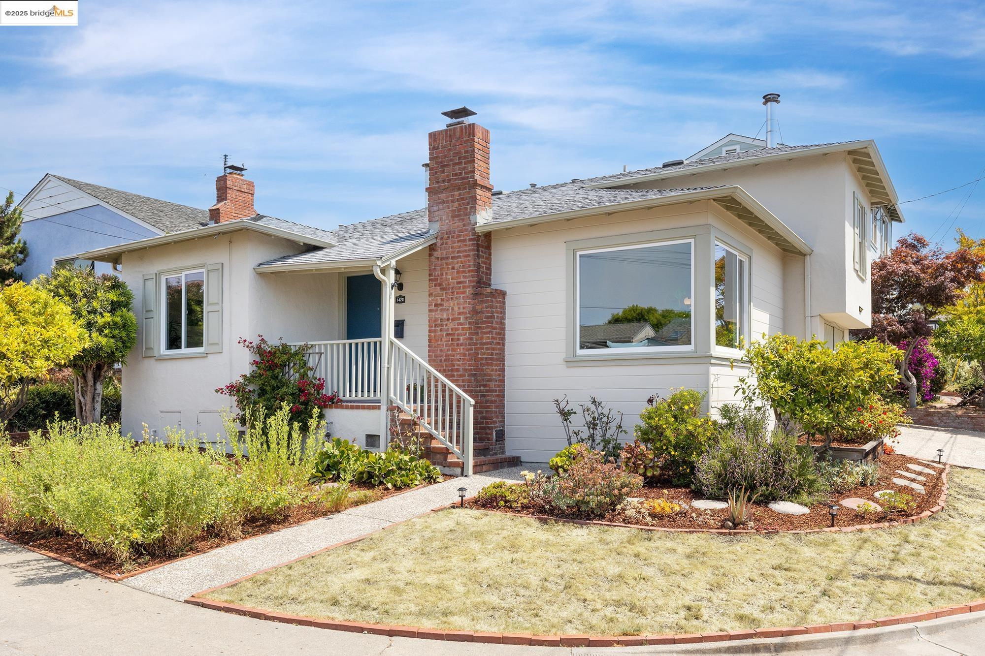 Detail Gallery Image 2 of 46 For 1420 Catherine Dr, Berkeley,  CA 94702 - 2 Beds | 1 Baths