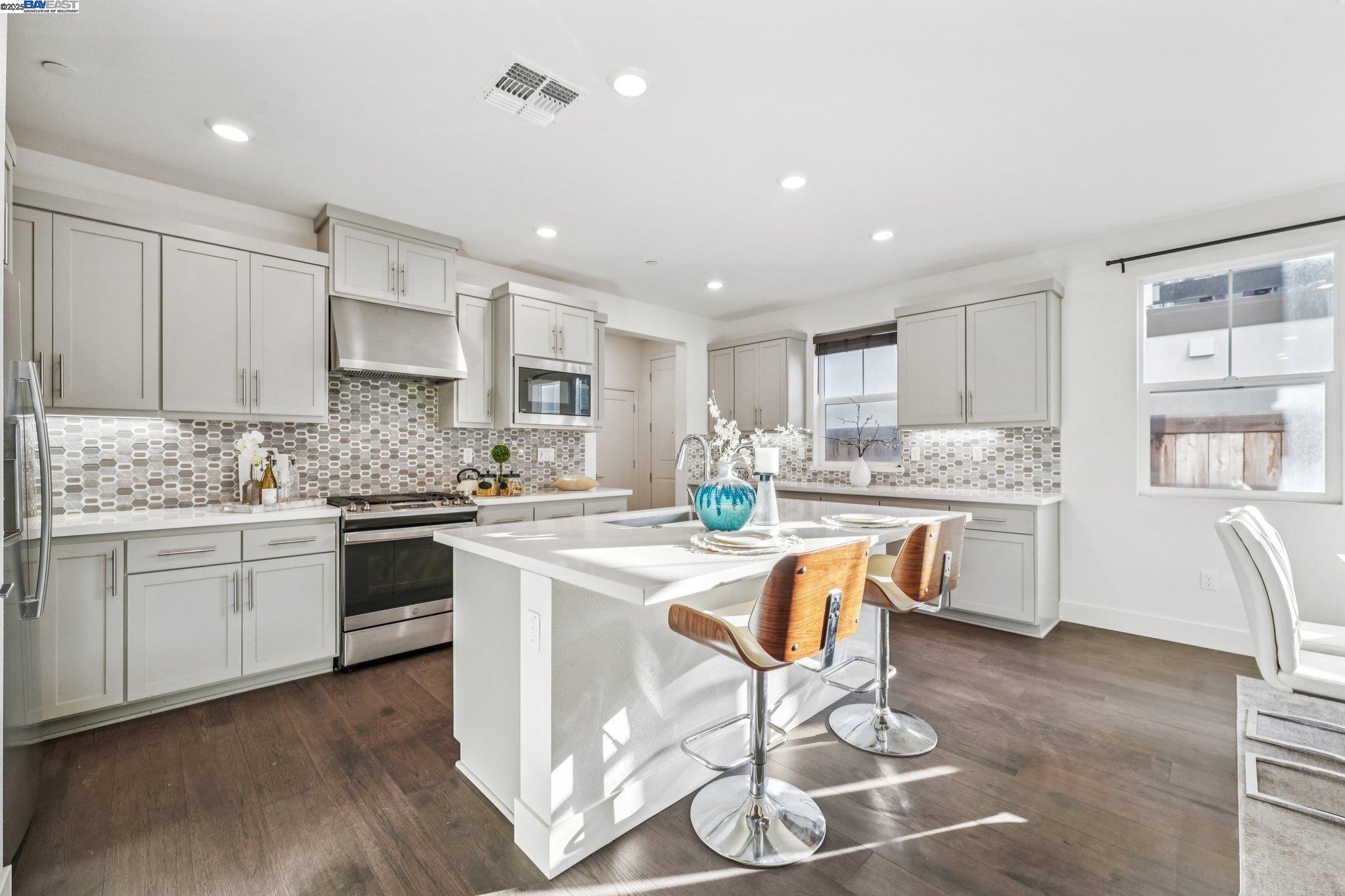 Detail Gallery Image 8 of 60 For 37898 Seafarer Road, Newark,  CA 94560 - 5 Beds | 4/1 Baths