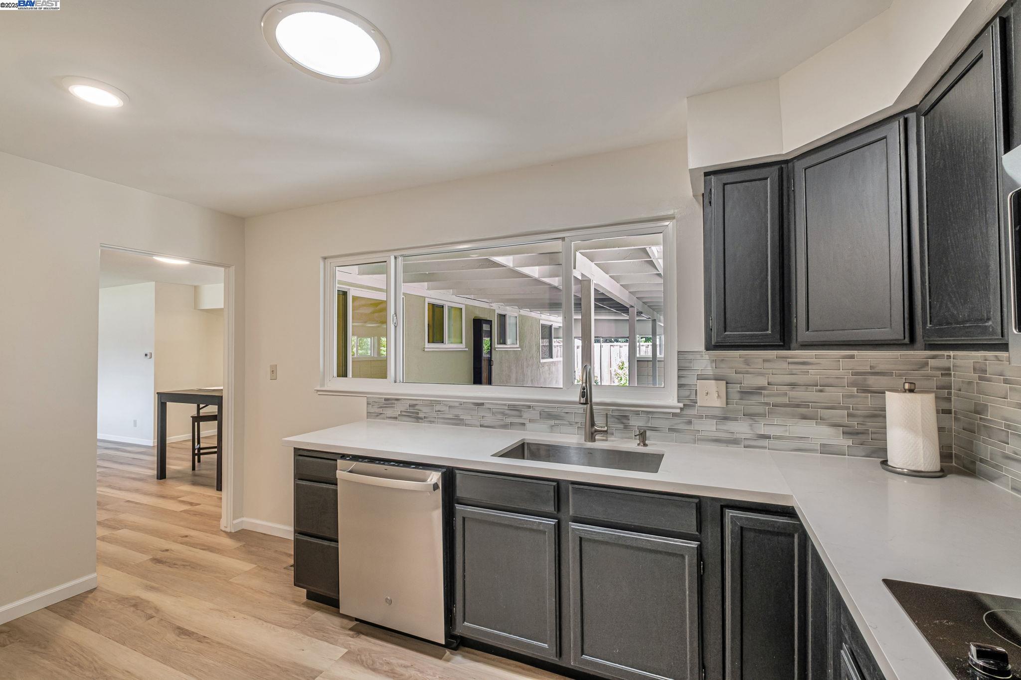 Detail Gallery Image 11 of 43 For 570 Erica Pl, Hayward,  CA 94544 - 3 Beds | 2 Baths