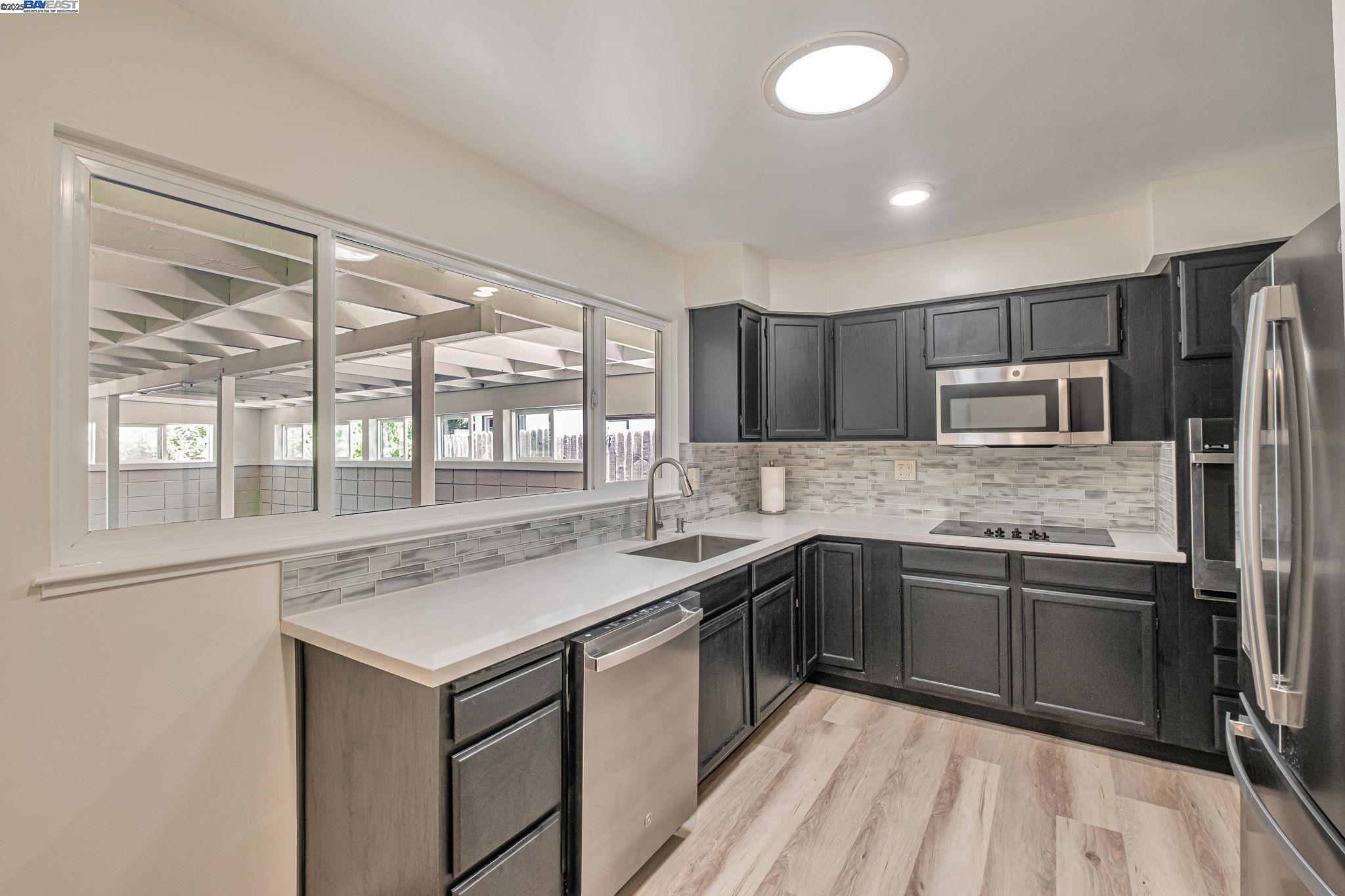 Detail Gallery Image 12 of 43 For 570 Erica Pl, Hayward,  CA 94544 - 3 Beds | 2 Baths
