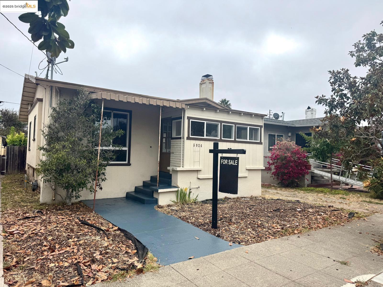Detail Gallery Image 1 of 1 For 5926 Marshall St, Oakland,  CA 94608 - 3 Beds | 1 Baths