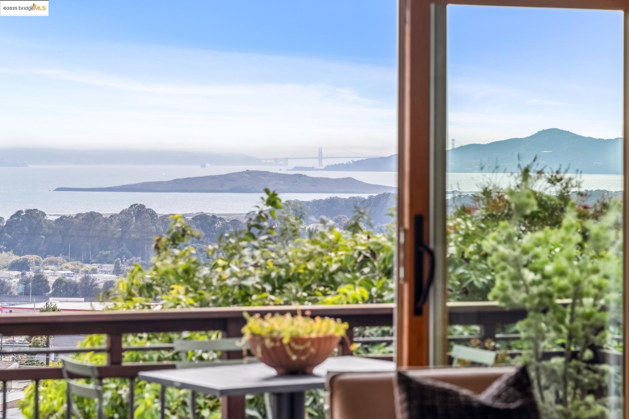 Detail Gallery Image 11 of 60 For 6934 Fairview Dr, El Cerrito,  CA 94530 - 4 Beds | 2 Baths