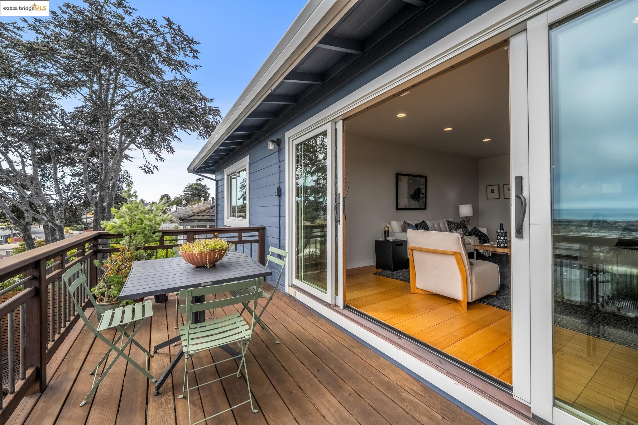 Detail Gallery Image 13 of 60 For 6934 Fairview Dr, El Cerrito,  CA 94530 - 4 Beds | 2 Baths
