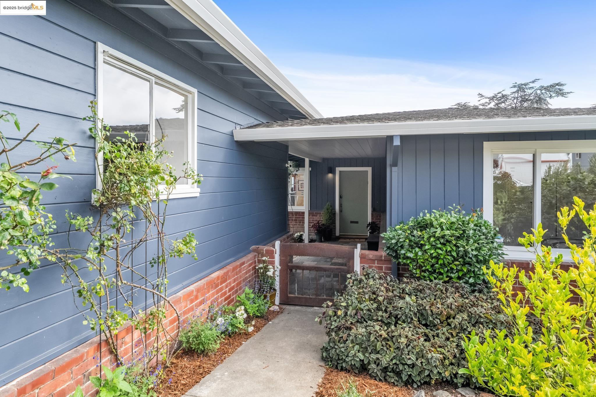 Detail Gallery Image 3 of 60 For 6934 Fairview Dr, El Cerrito,  CA 94530 - 4 Beds | 2 Baths