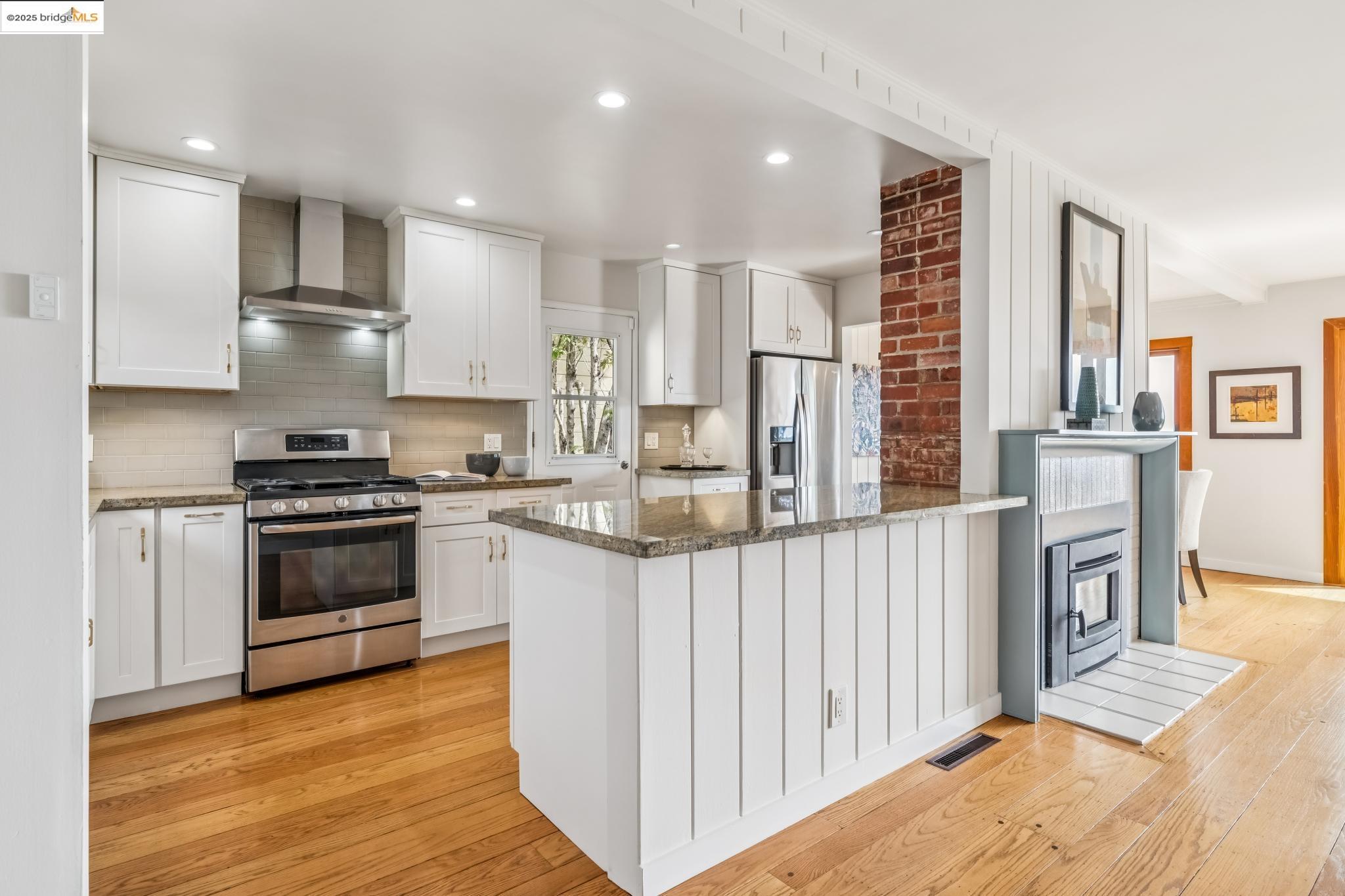 Detail Gallery Image 23 of 60 For 6934 Fairview Dr, El Cerrito,  CA 94530 - 4 Beds | 2 Baths