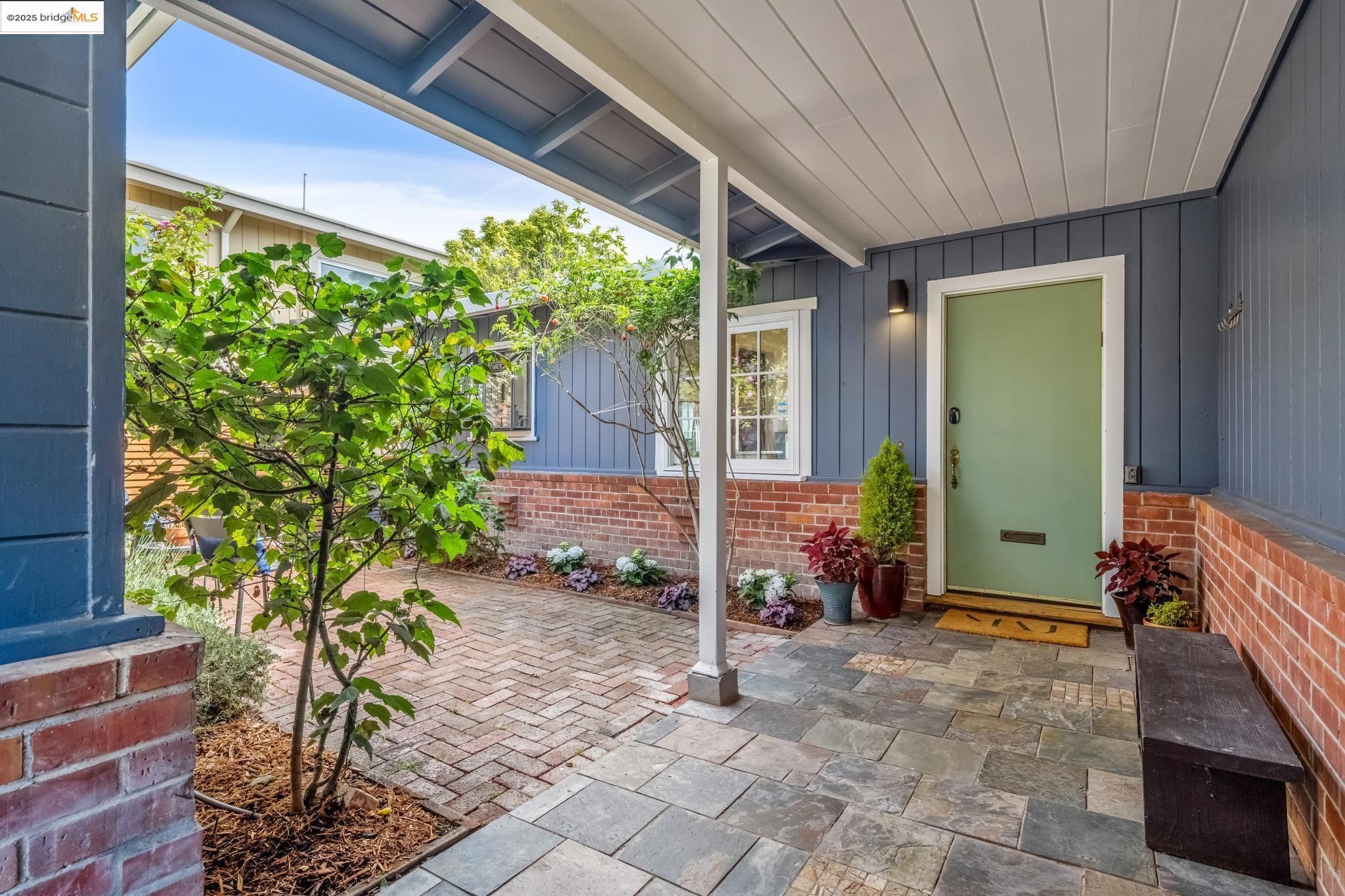 Detail Gallery Image 4 of 60 For 6934 Fairview Dr, El Cerrito,  CA 94530 - 4 Beds | 2 Baths