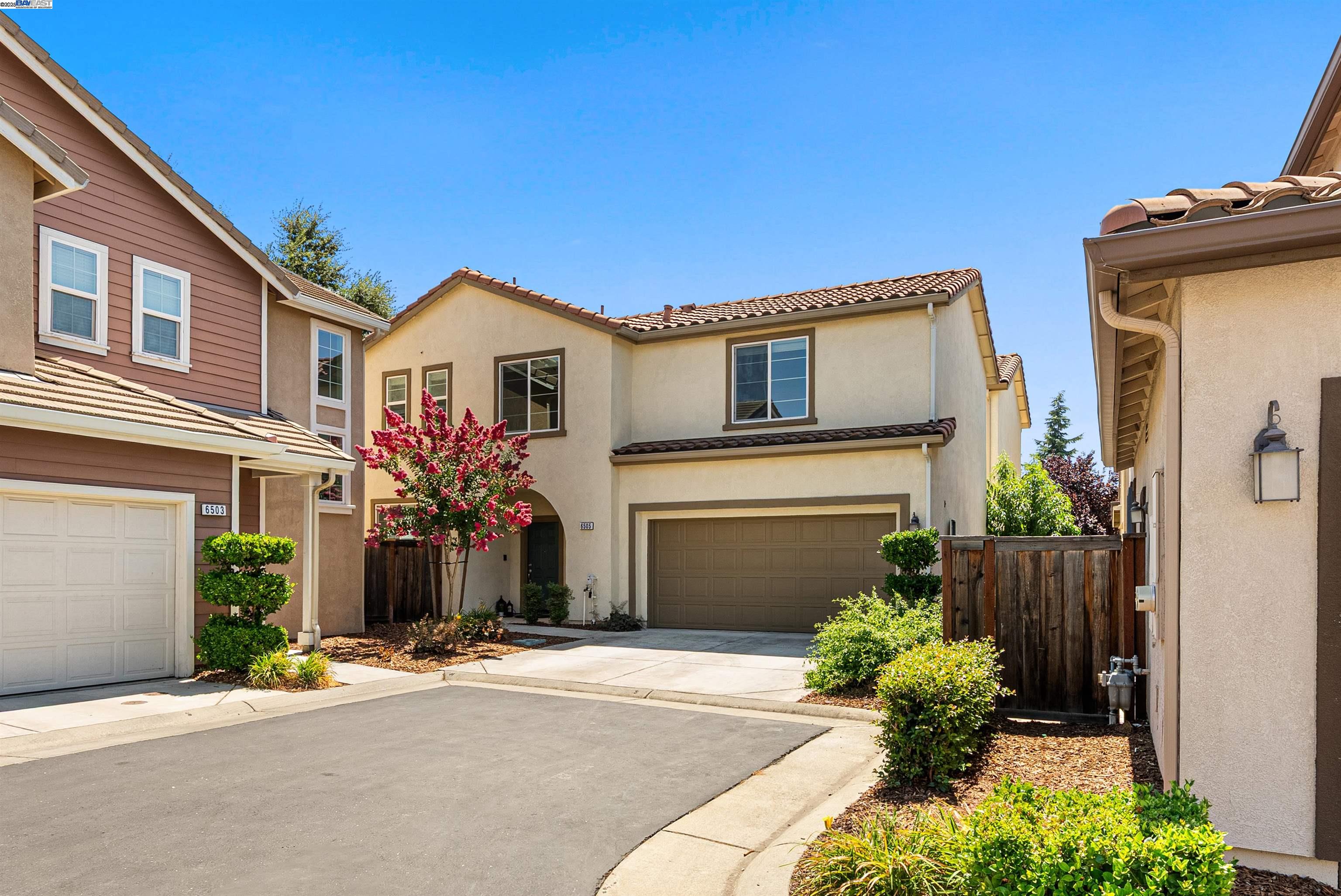 Detail Gallery Image 1 of 43 For 6505 Brando Loop, Fair Oaks,  CA 95628 - 2 Beds | 2/1 Baths
