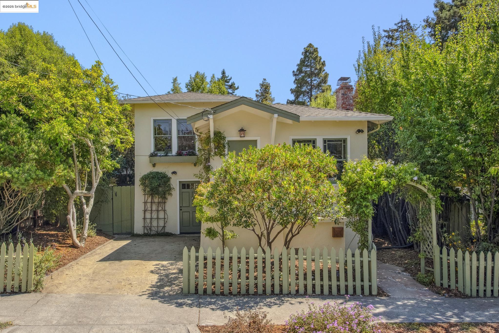 Detail Gallery Image 2 of 38 For 2140 Rose St, Berkeley,  CA 94709 - 3 Beds | 2 Baths
