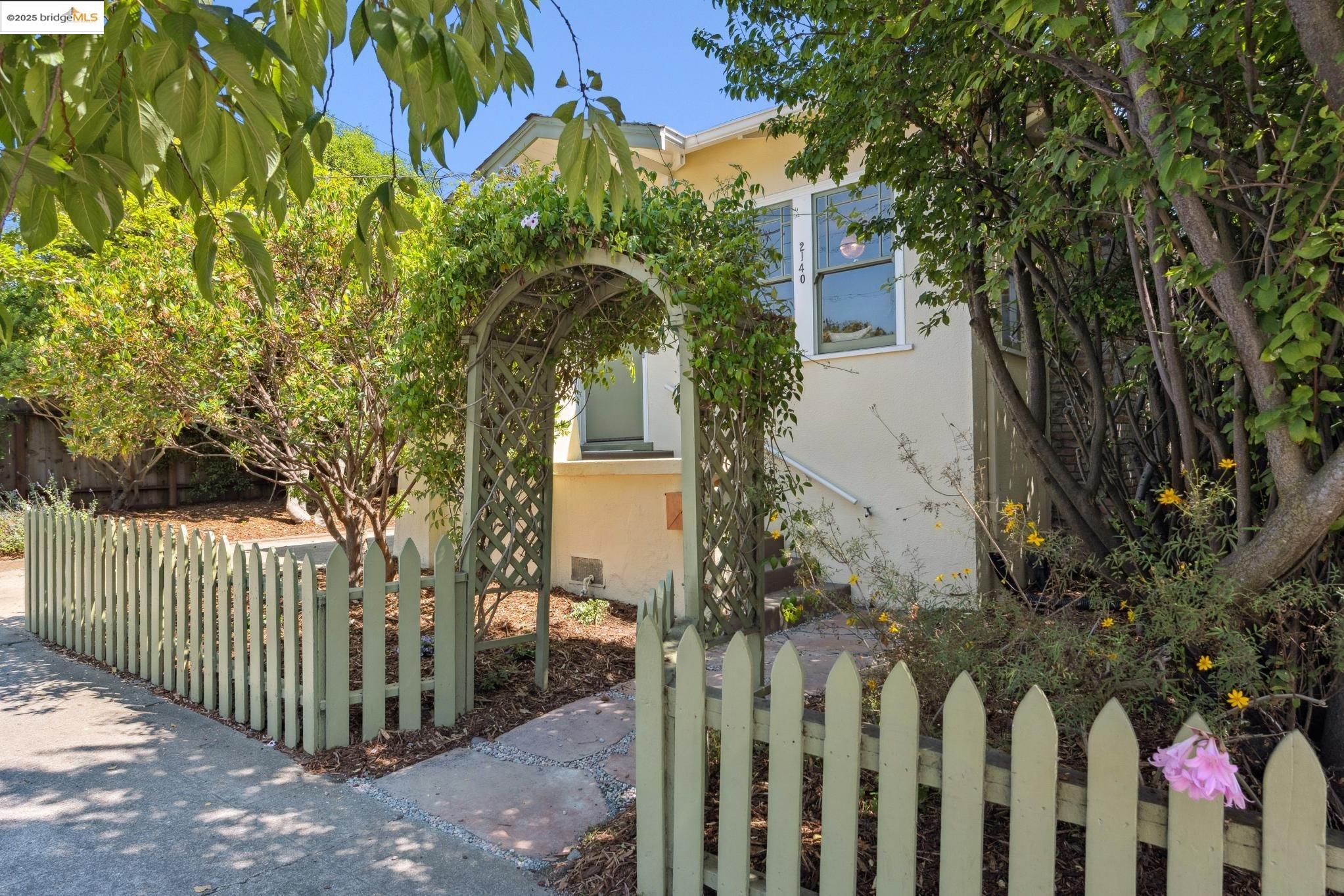 Detail Gallery Image 3 of 38 For 2140 Rose St, Berkeley,  CA 94709 - 3 Beds | 2 Baths
