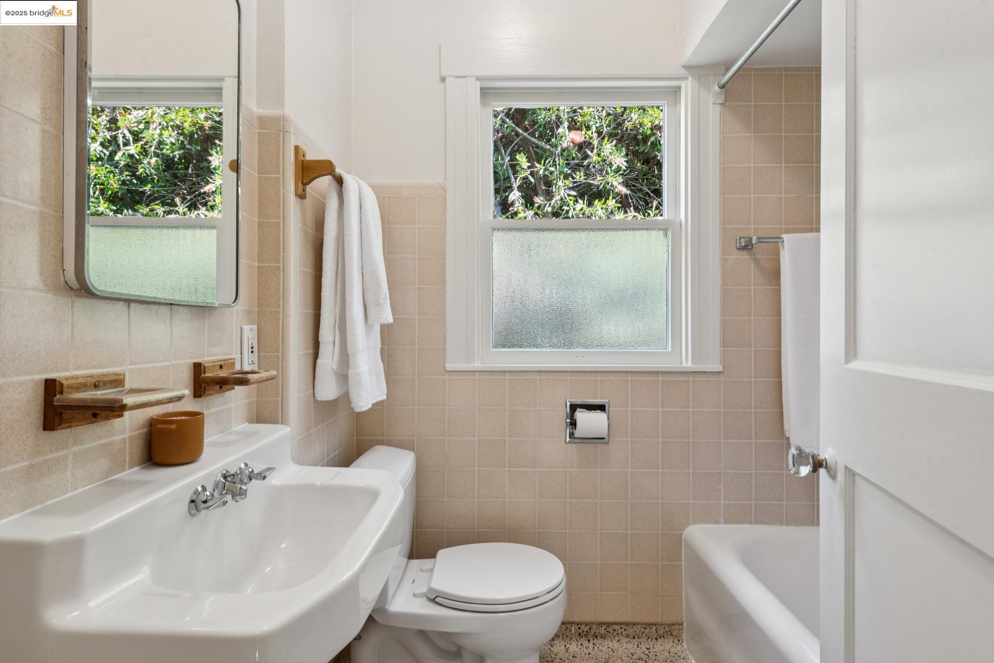 Detail Gallery Image 24 of 38 For 2140 Rose St, Berkeley,  CA 94709 - 3 Beds | 2 Baths