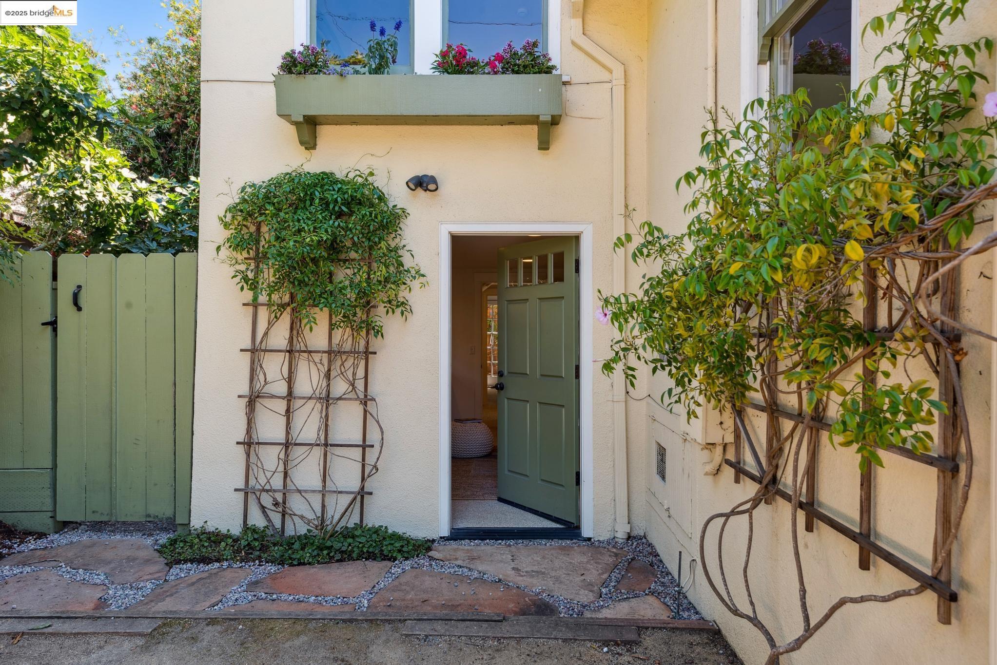 Detail Gallery Image 35 of 38 For 2140 Rose St, Berkeley,  CA 94709 - 3 Beds | 2 Baths
