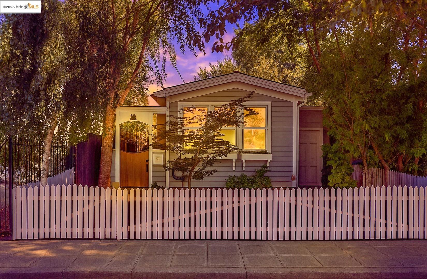 Detail Gallery Image 1 of 54 For 1071 55th St, Oakland,  CA 94608 - 2 Beds | 2 Baths